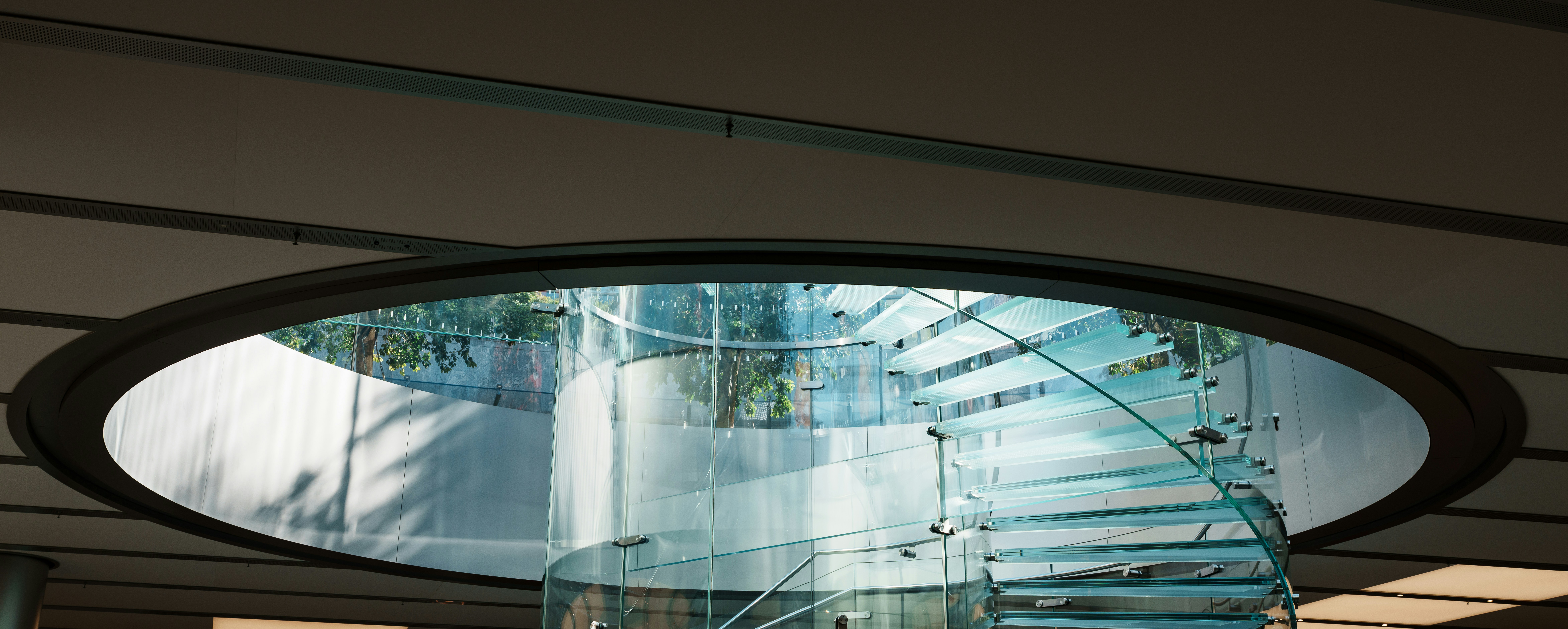 Moderne gläserne Wendeltreppe im Inneren eines Gebäudes