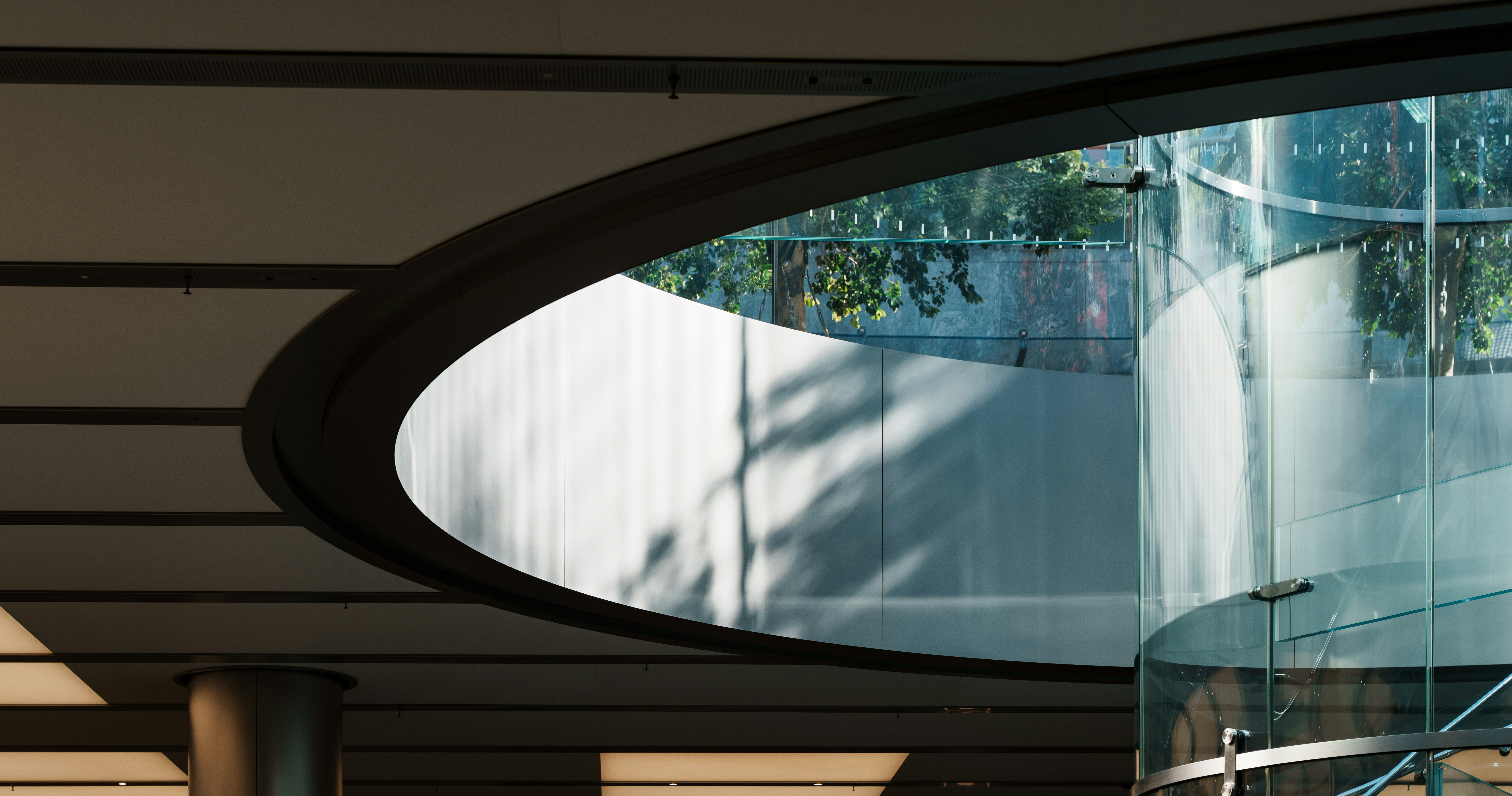 Moderne Glaswendeltreppe mit natürlichem Licht