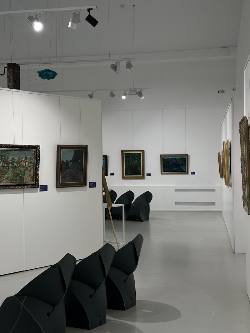 Interno di una galleria d'arte con dipinti esposti