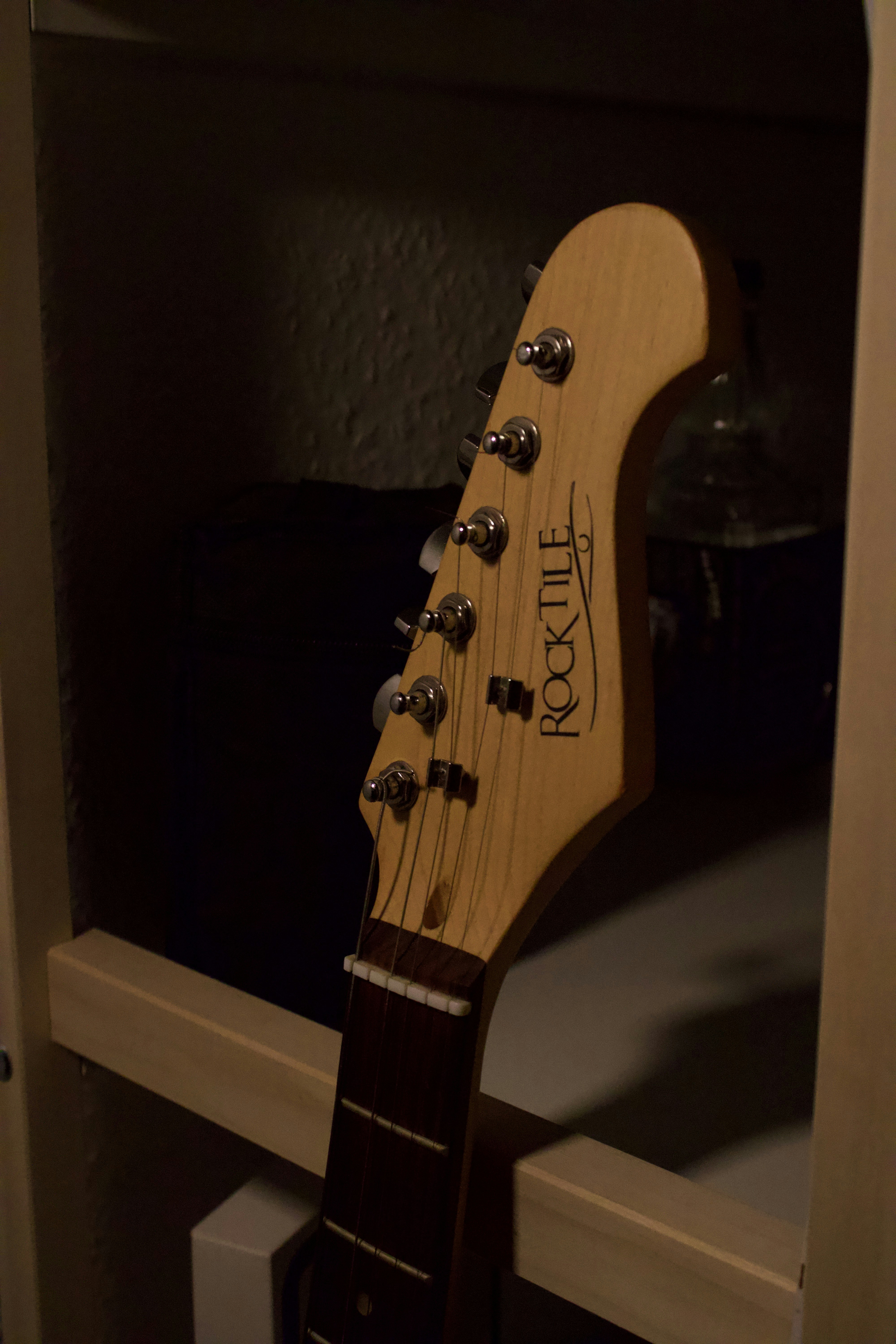 Nahaufnahme eines Gitarrenkopfs mit Stimmwirbeln.