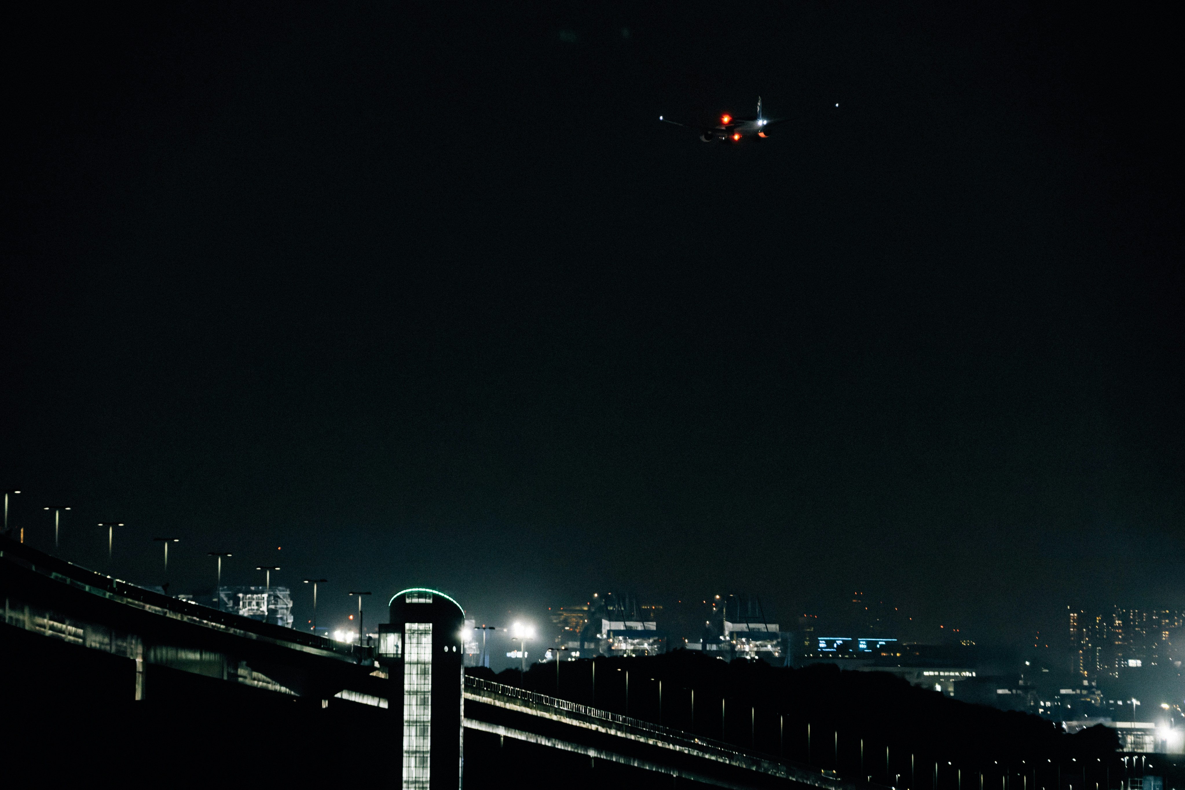 飛行機の深夜便は時間確認と機内準備がマスト