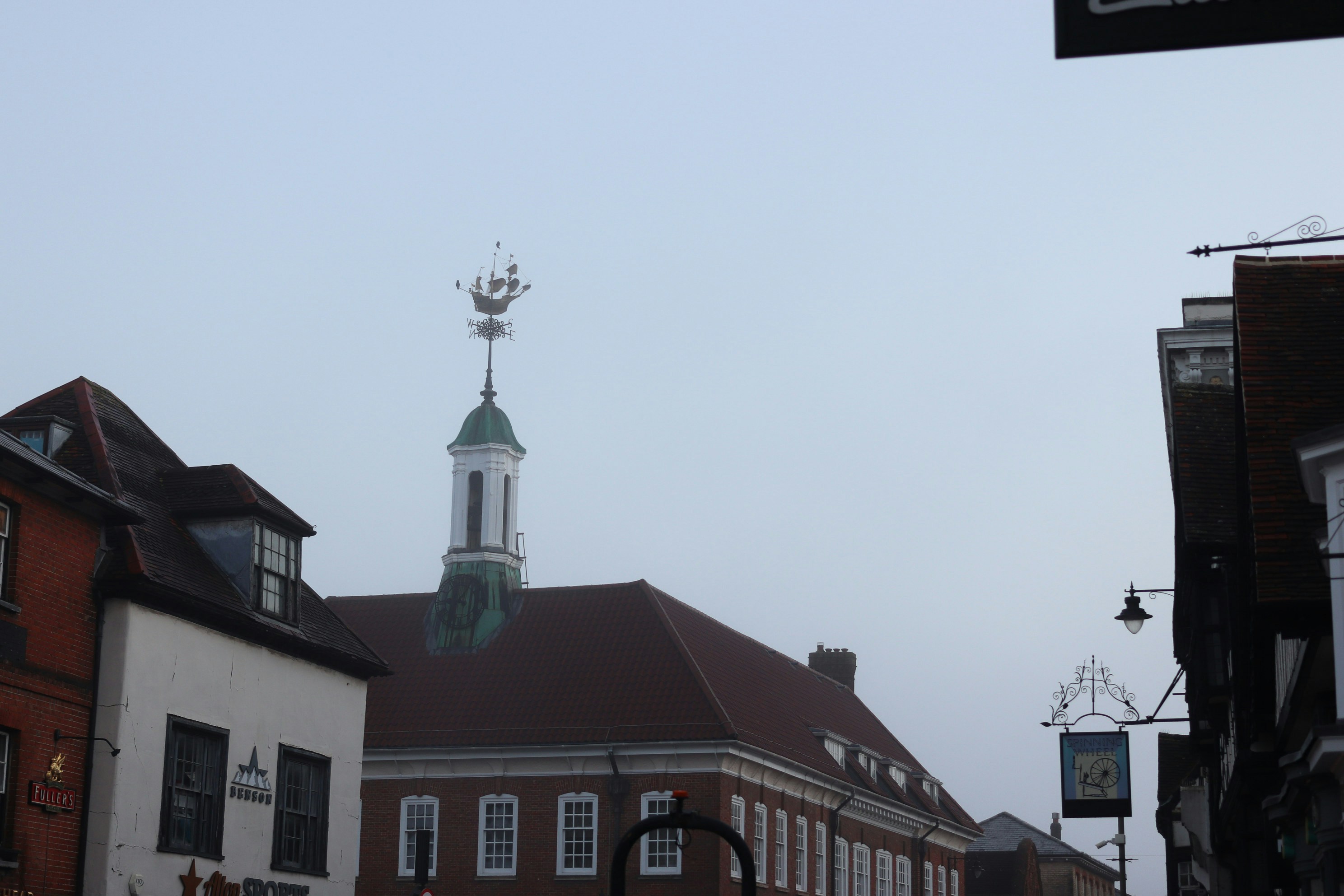 曇りの日に風見鶏を使った建物