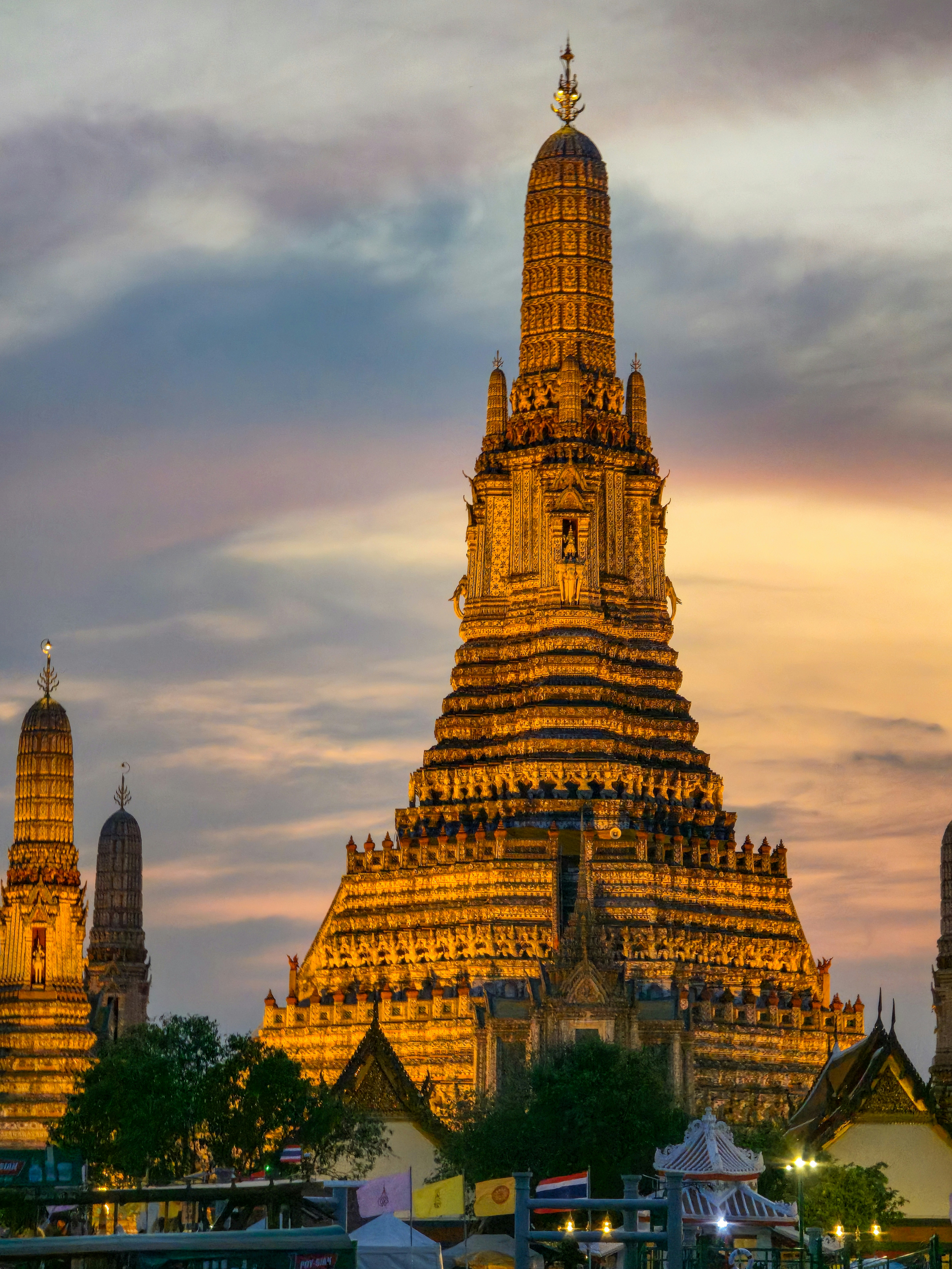 Guglia dorata del tempio illuminata dalla luce del tramonto