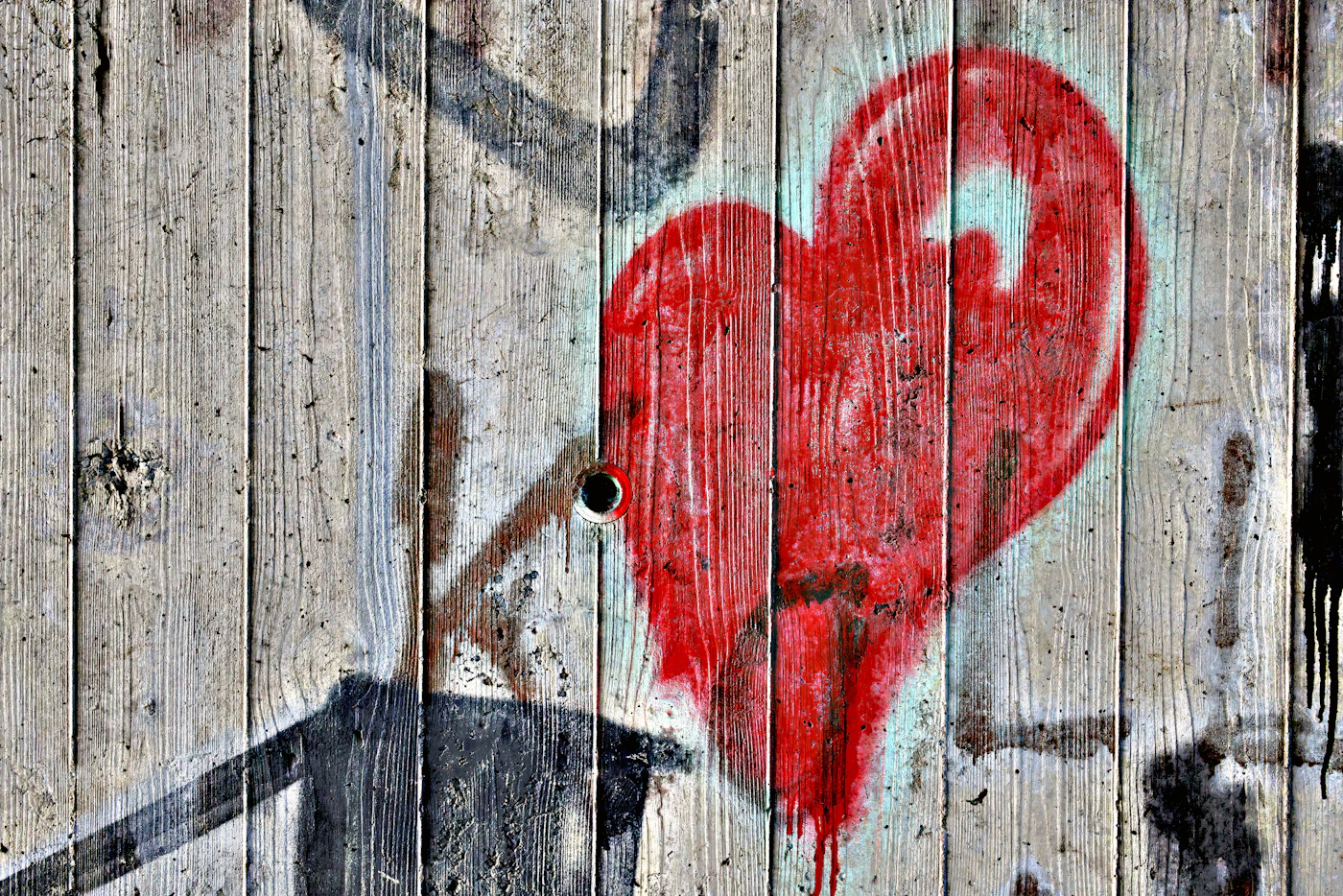 Graffiti sur une surface en bois en contexte urbain