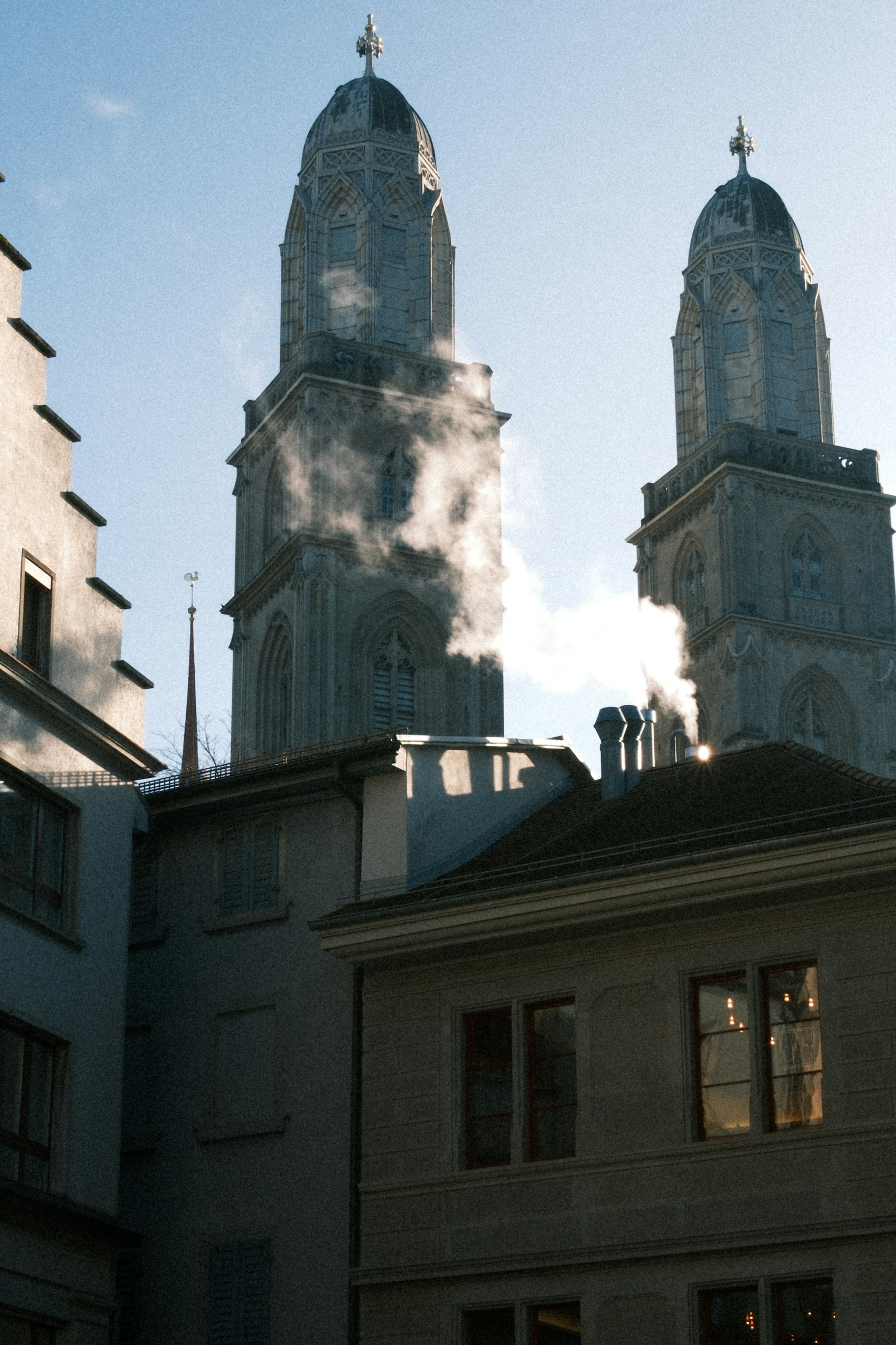 Deux tours d’église ornées avec la vapeur montant