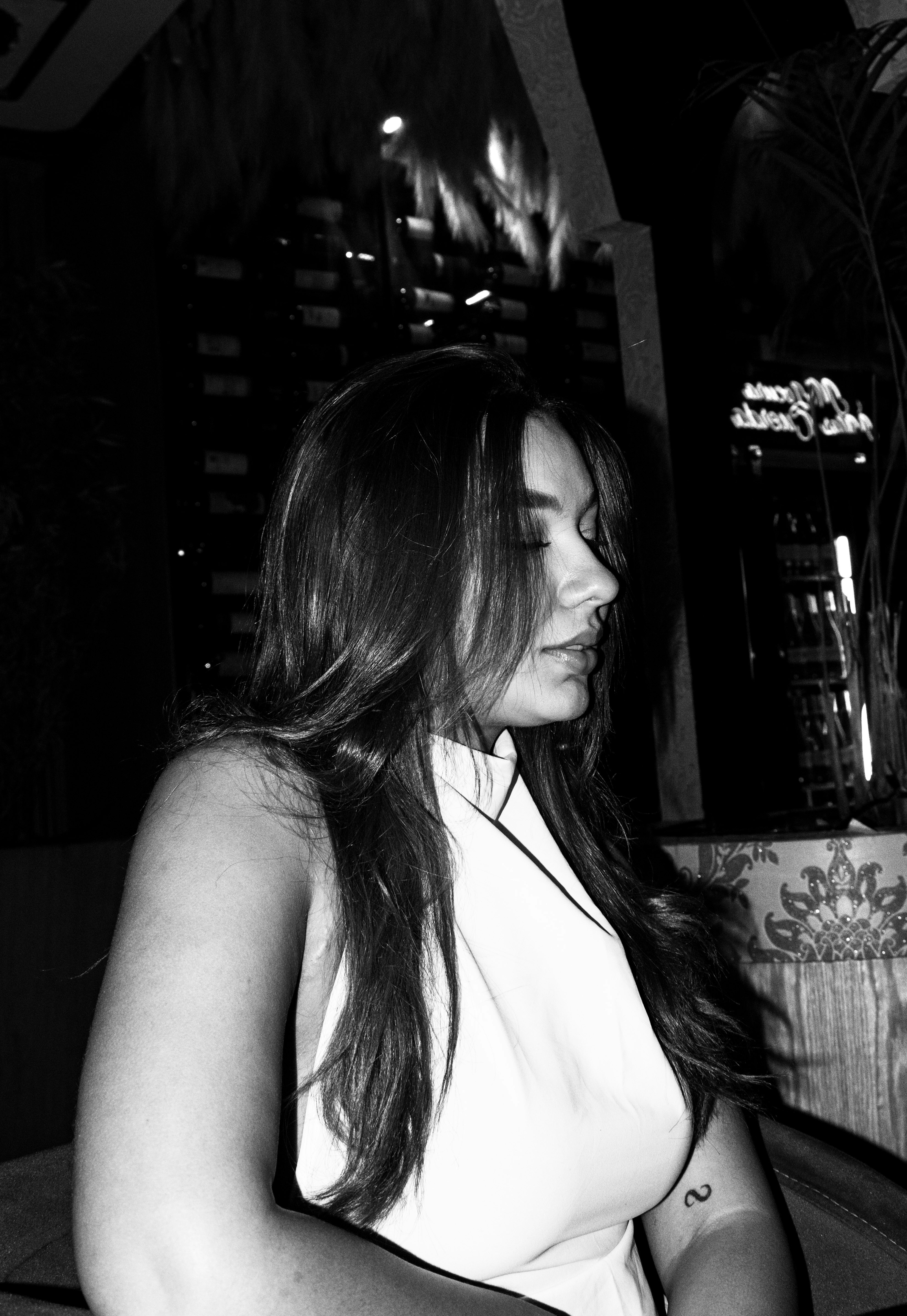 Jeune femme aux longs cheveux regardant de profil