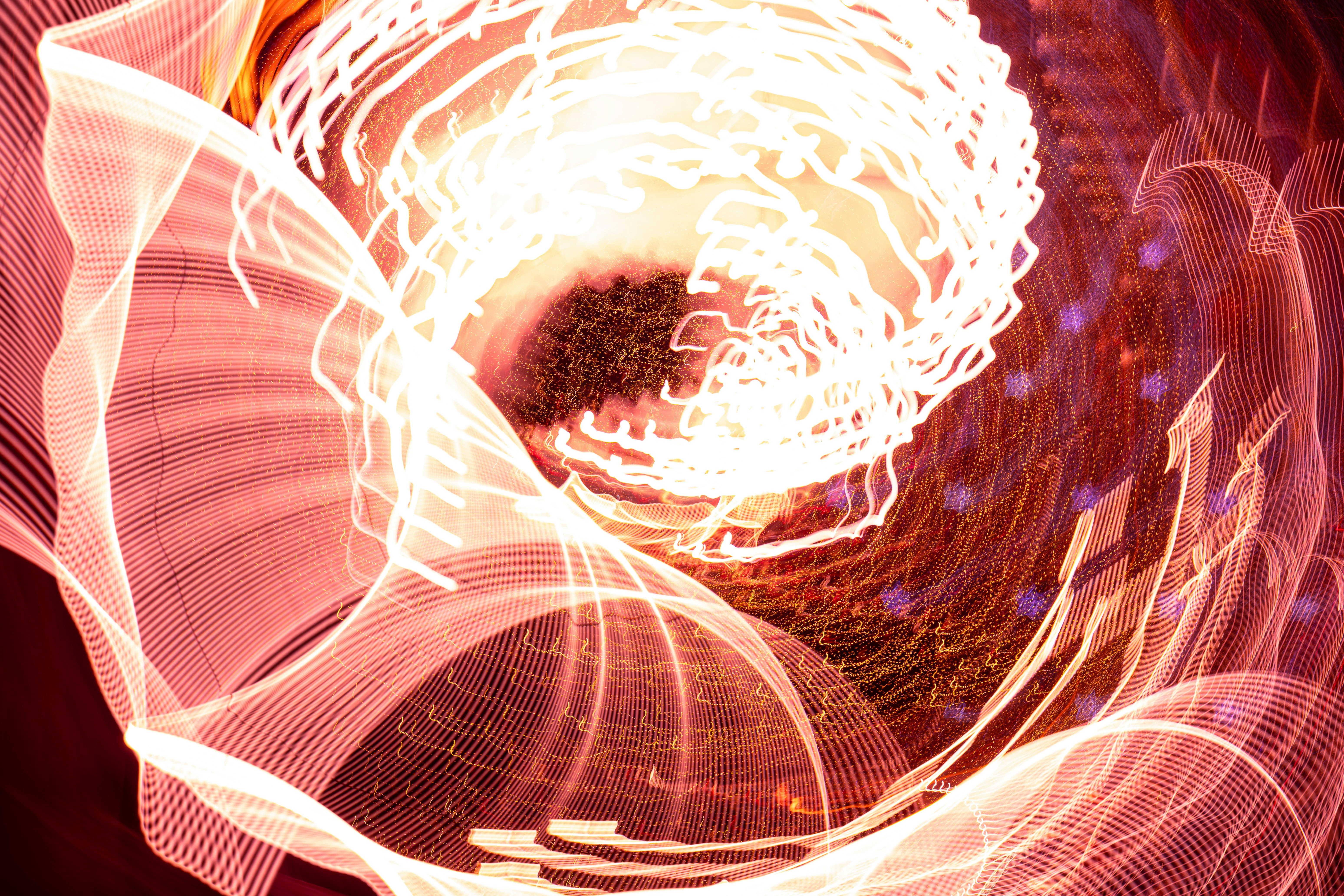 Abstrakte Lichtspuren wirbeln um einen zentralen Wirbel