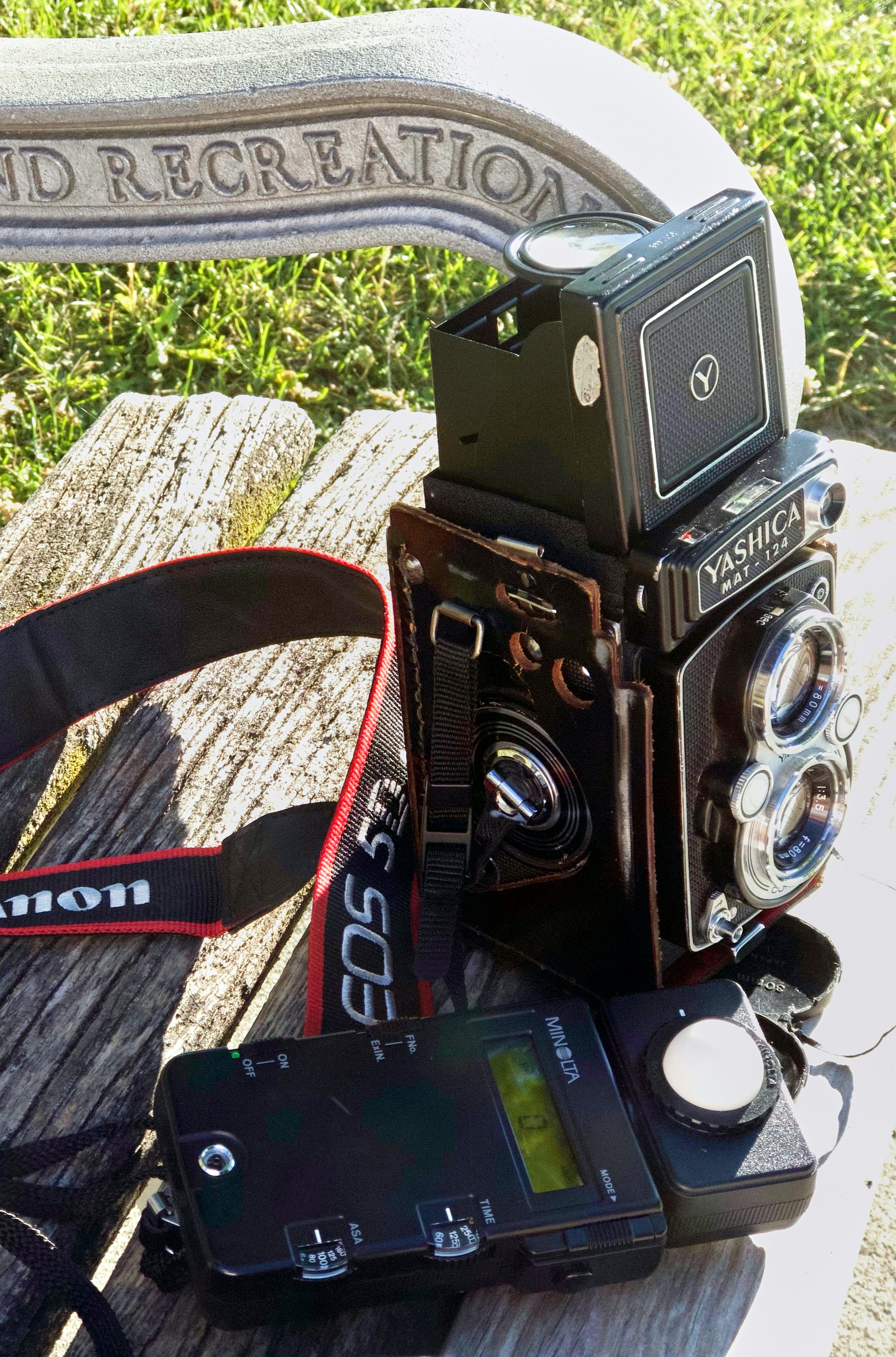 Vintage-Kameras und Lichtmesser auf einer Holzbank