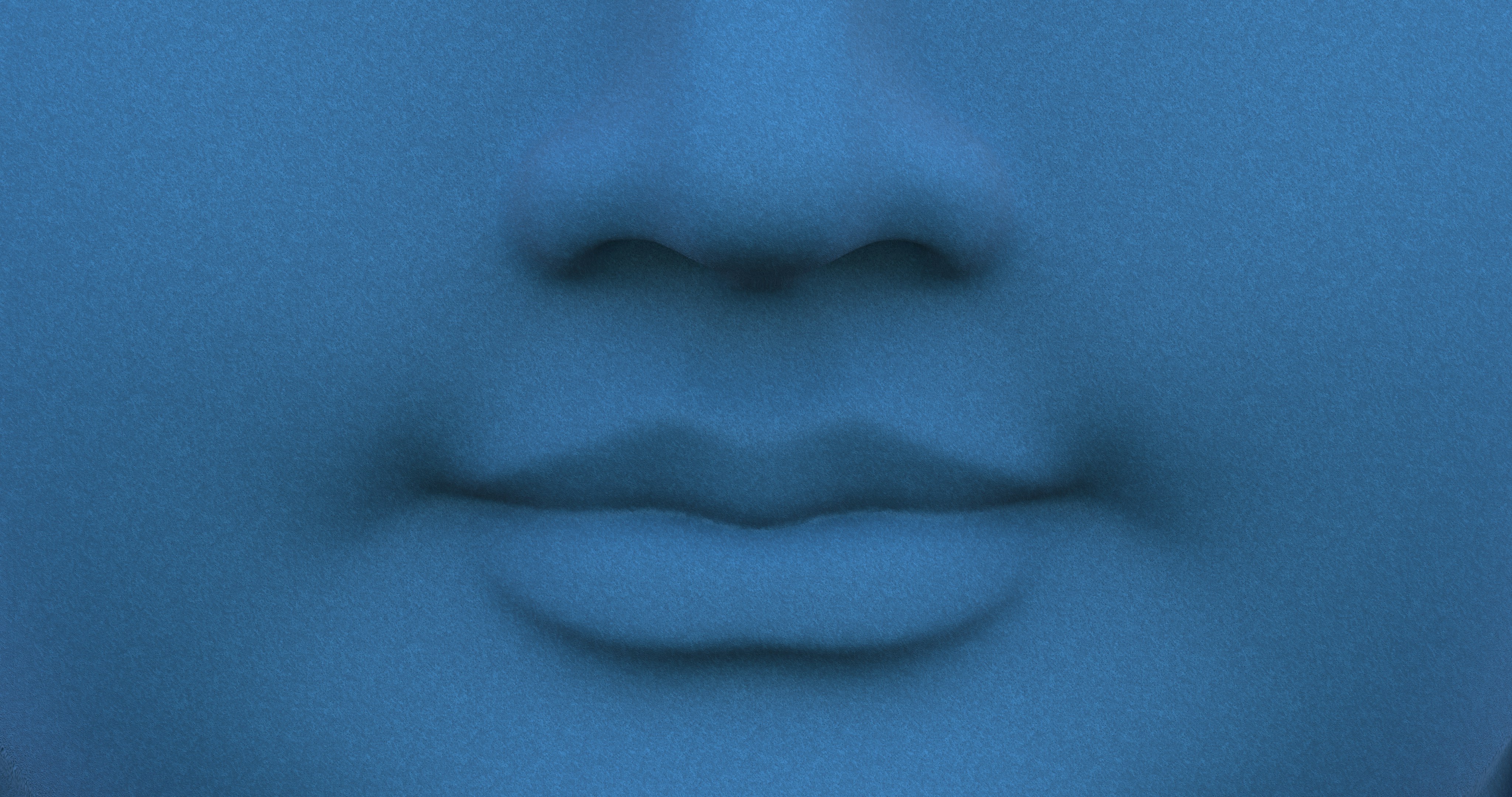 Elmacık kemikleri gerilmiş ve çenesi sıkılmış, bastırılmış bir öfke veya yoğun duygu durumunu yansıtan bir kişinin yakın plan yüz ifadesi.