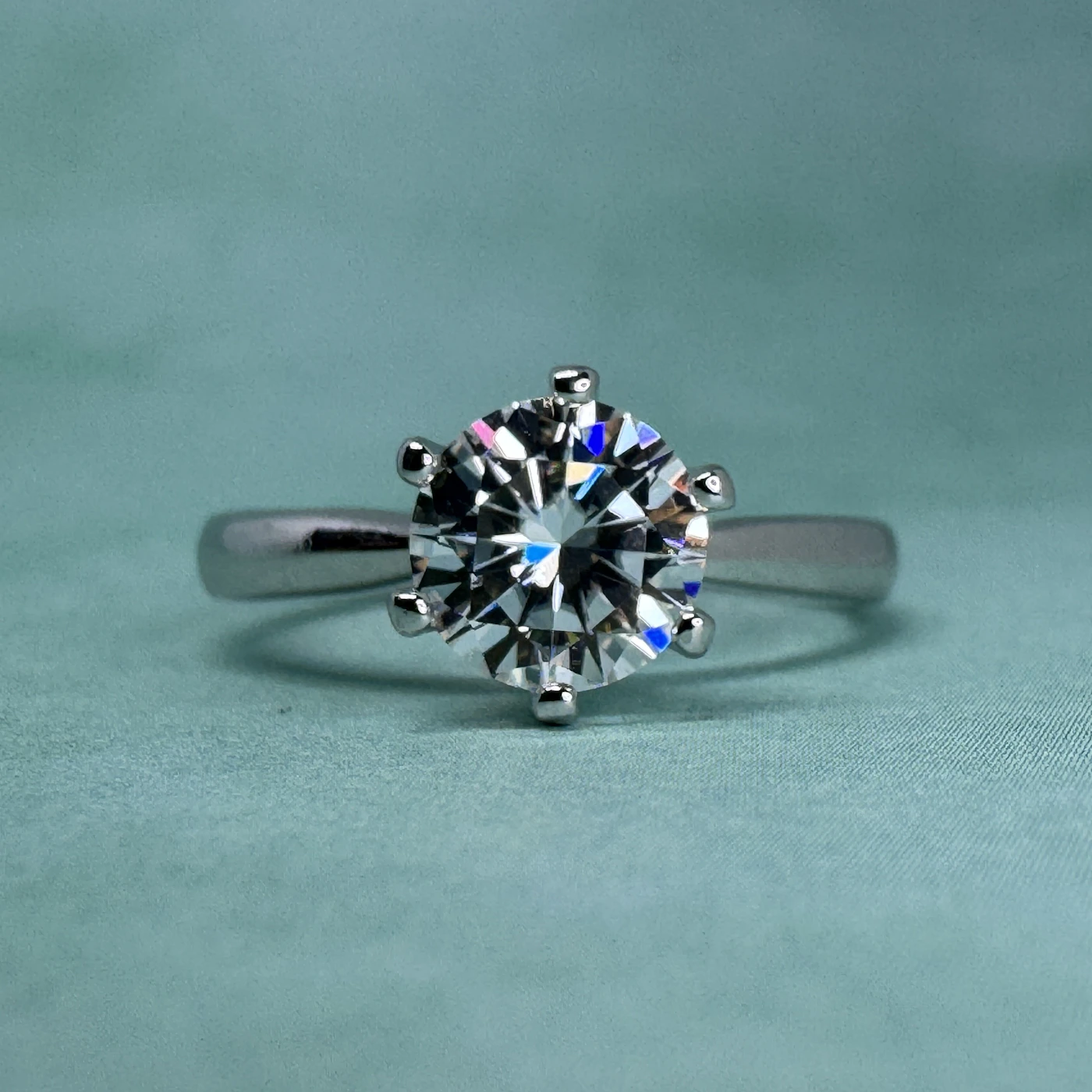 Profile view of the Aurelia Solitaire showing the knife-edge band