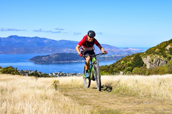 Radfahrer auf einem grünen Trail