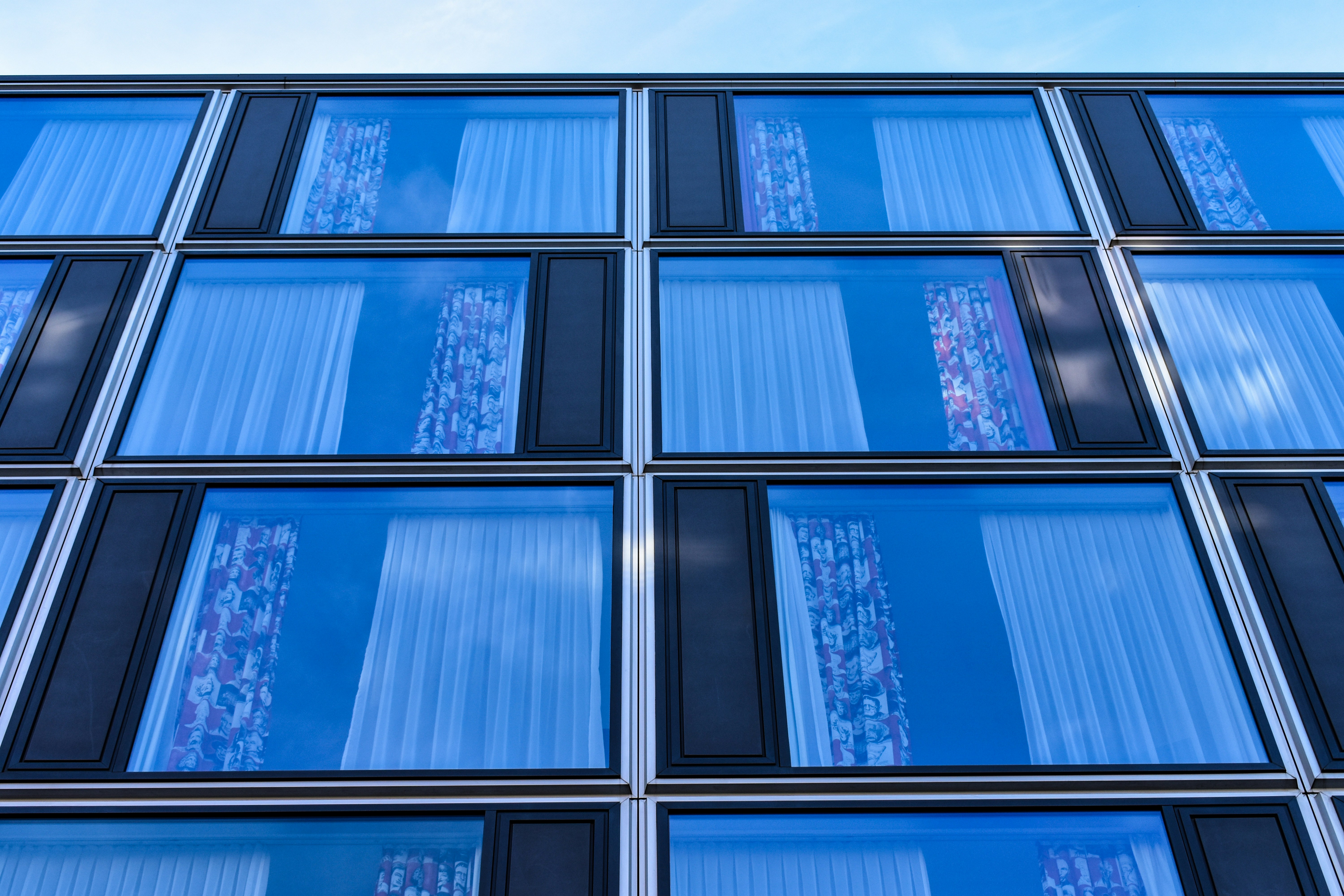 Different applications of aluminum windows in buildings