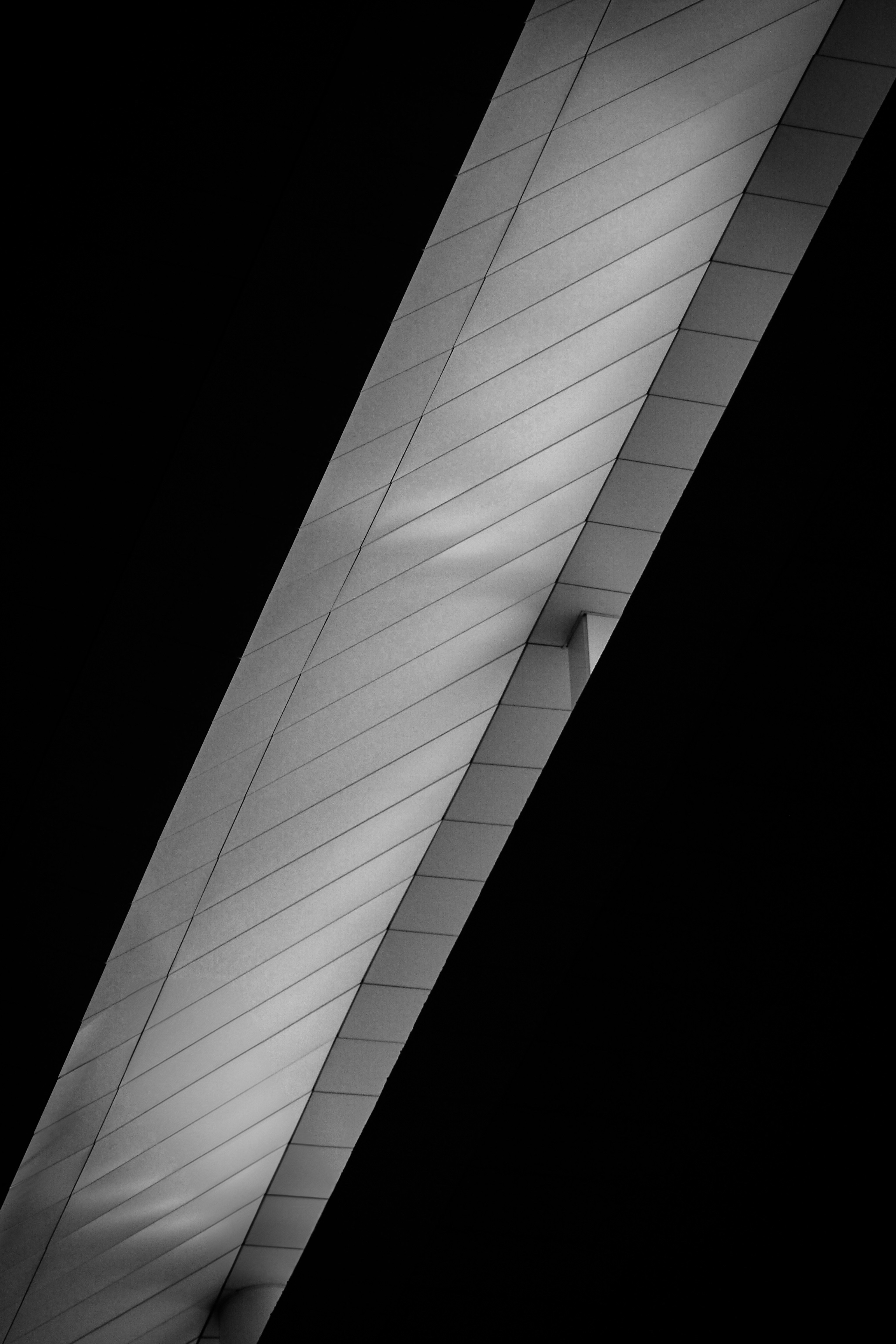 暗い背景に置かれた現代建築構造