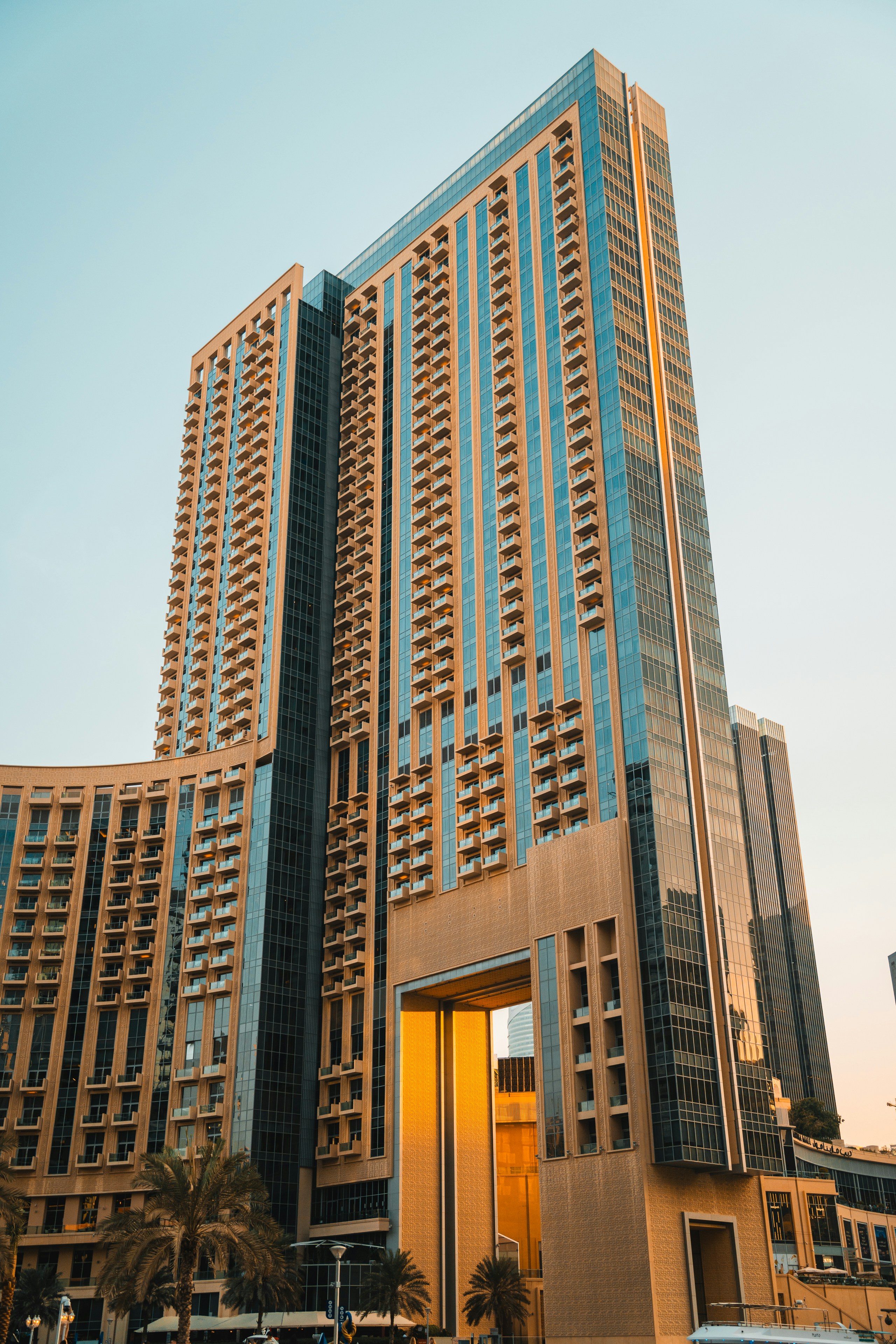 Gratte-ciel moderne avec façade vitrée et balcons