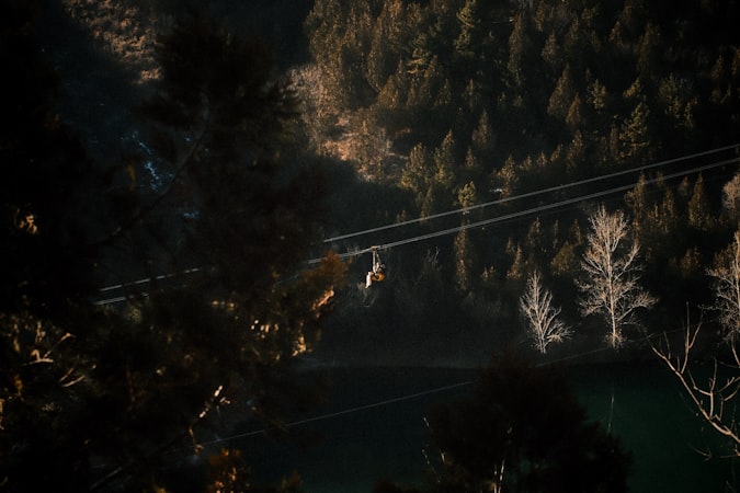 Wahana zipline Keranjang Sultan melintasi sungai di kawasan Situ Gunung