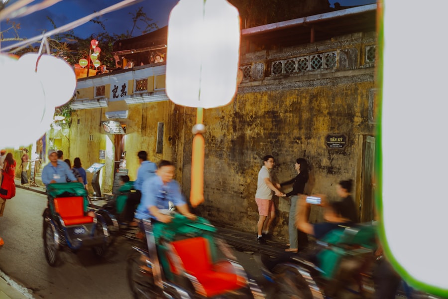 越南小朋友提著星形燈籠在夜晚的街道上遊行