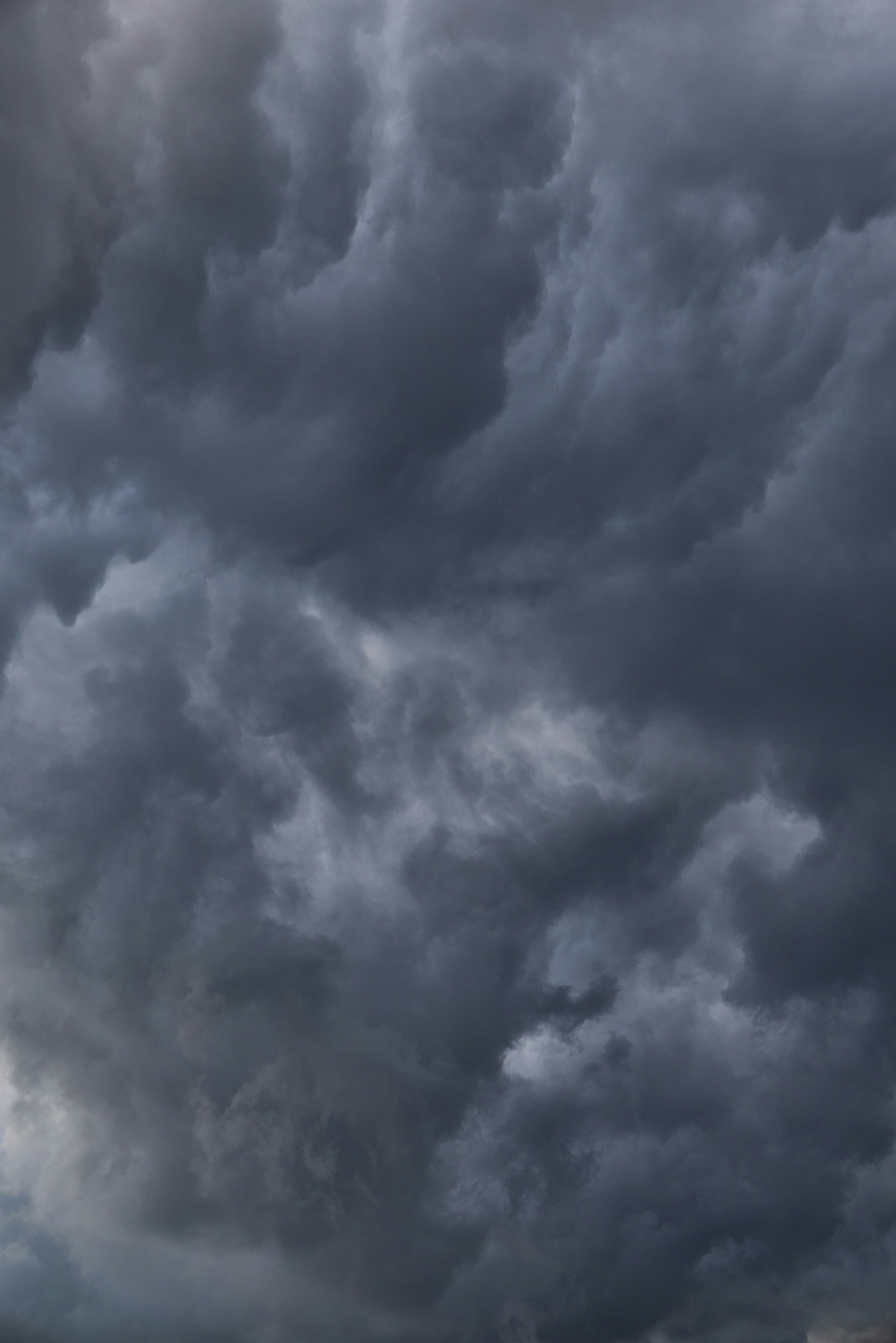 頭上には暗く劇的な嵐雲が集まります。