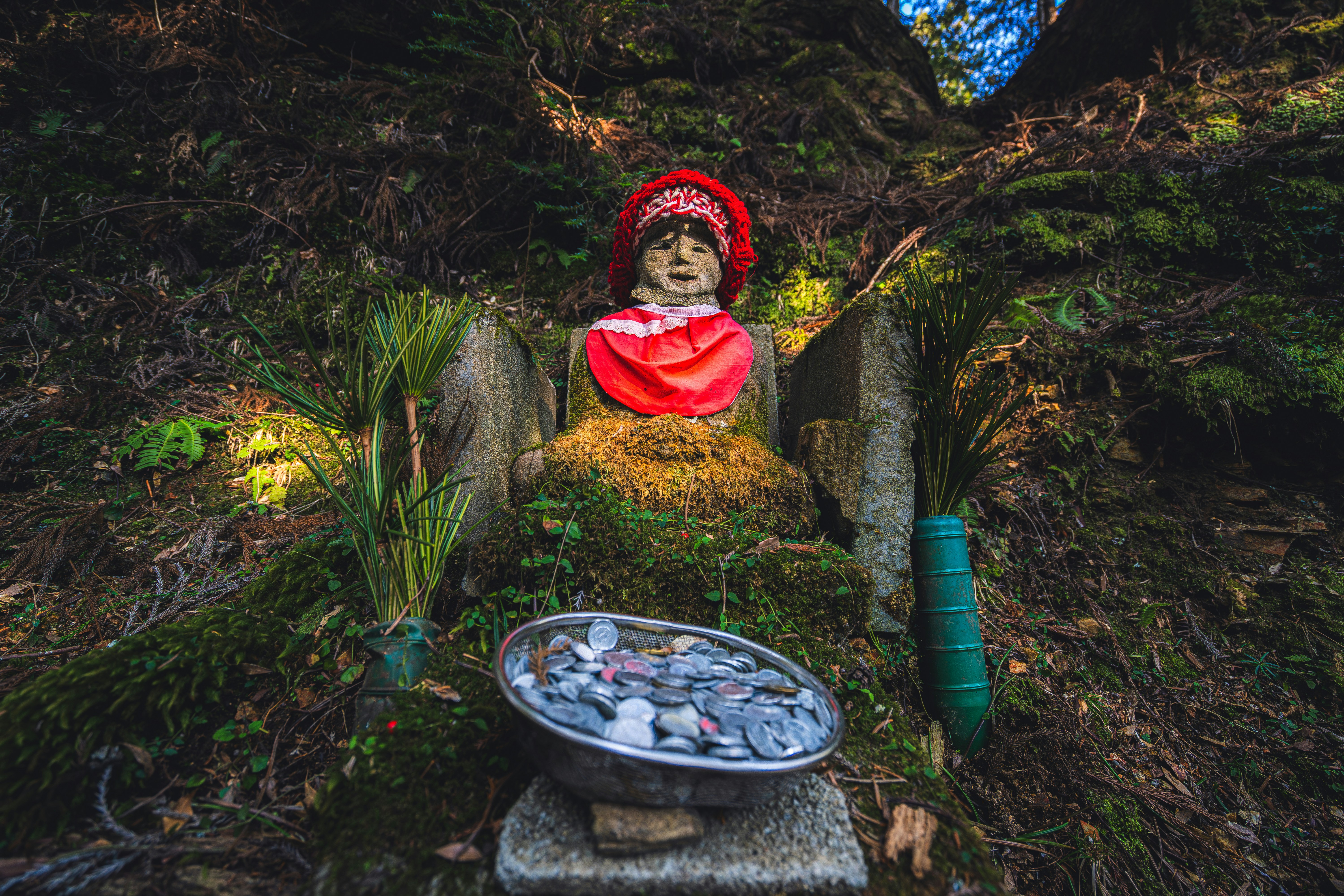 赤い帽子とマフラーを身に着けた小さな像。