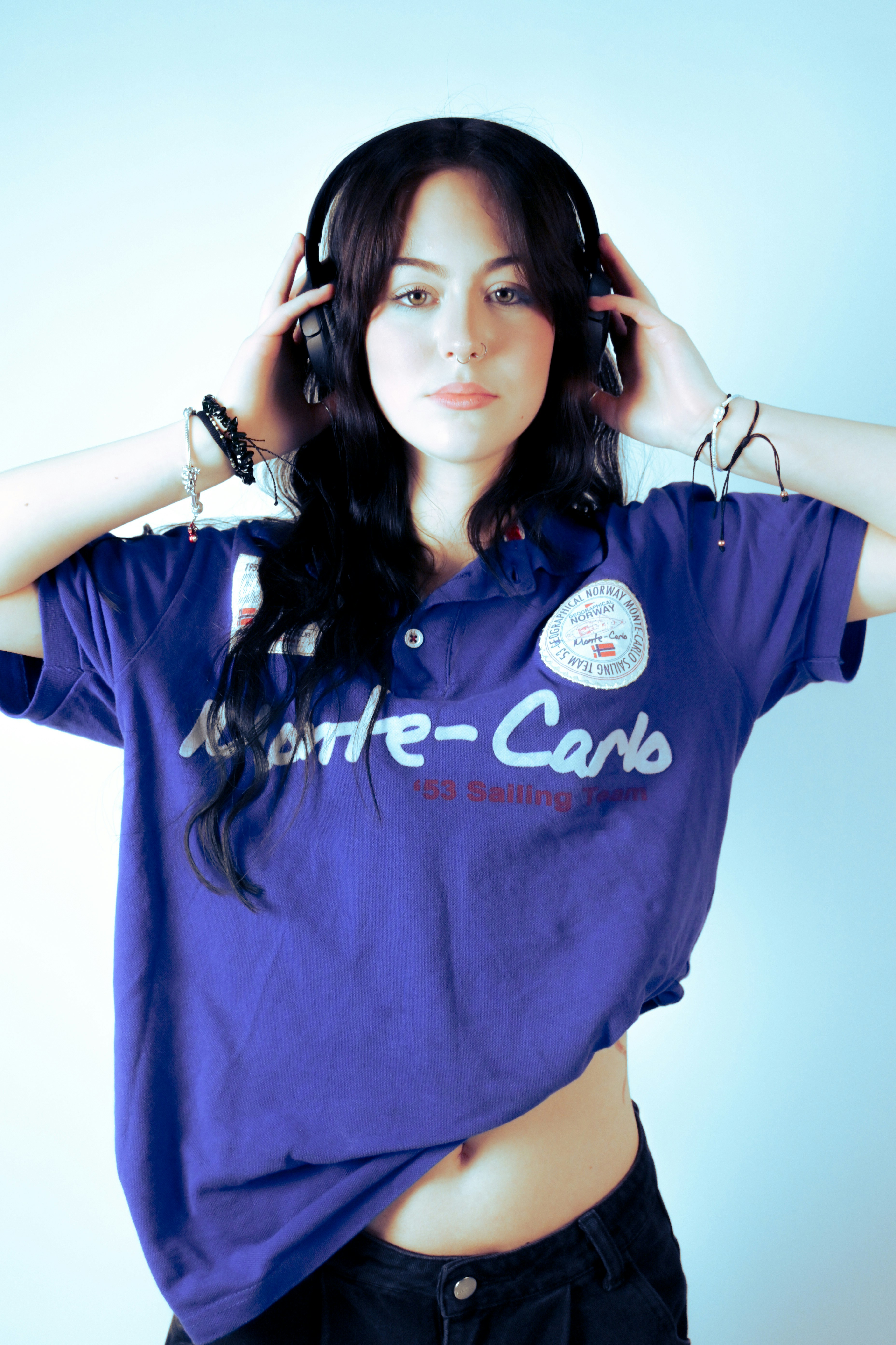 Joven con auriculares y una camiseta morada