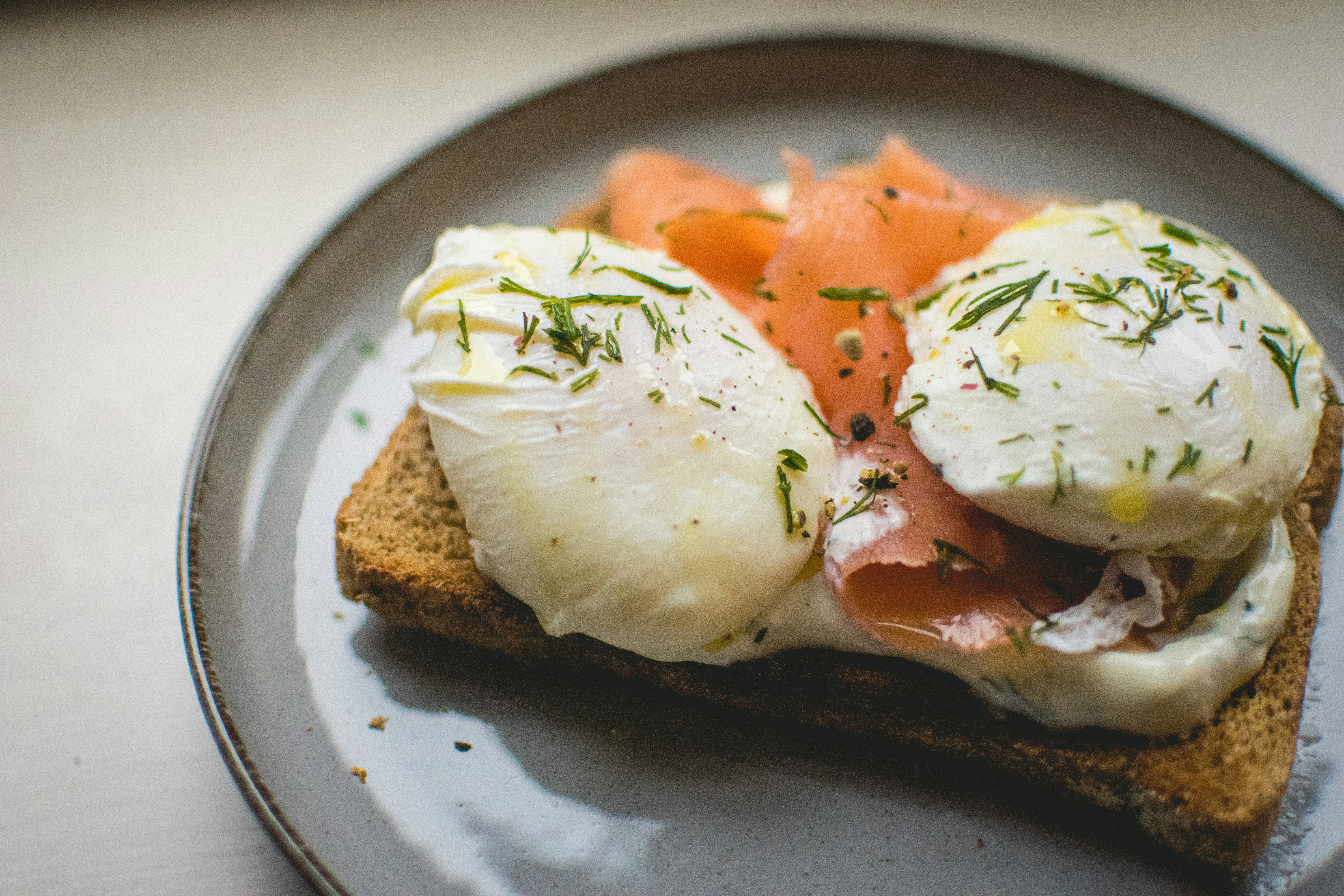 Poached eggs with smoked salmon on toast