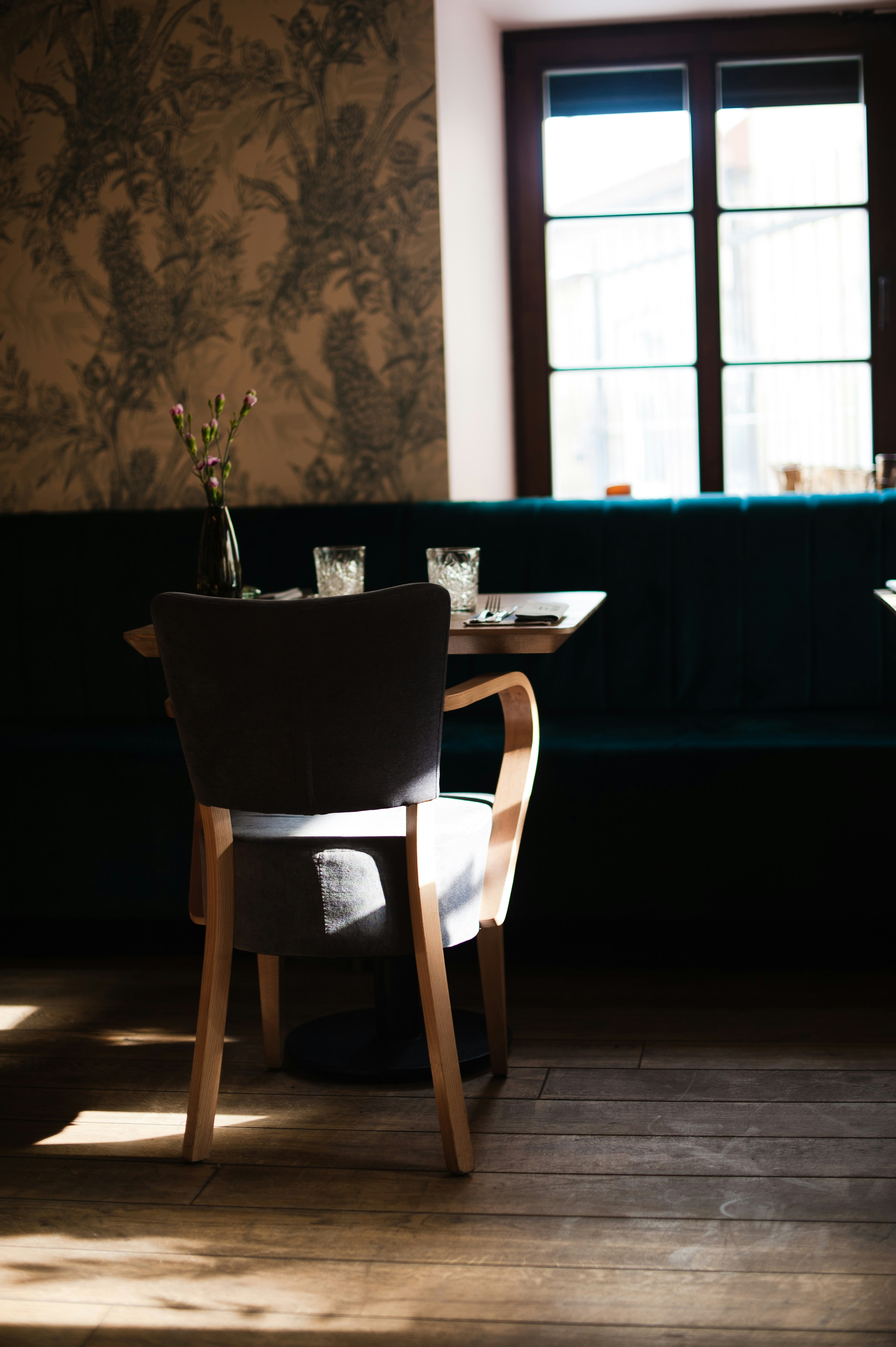 Leerer Tisch in der Nähe eines Fensters mit Sonnenlicht.