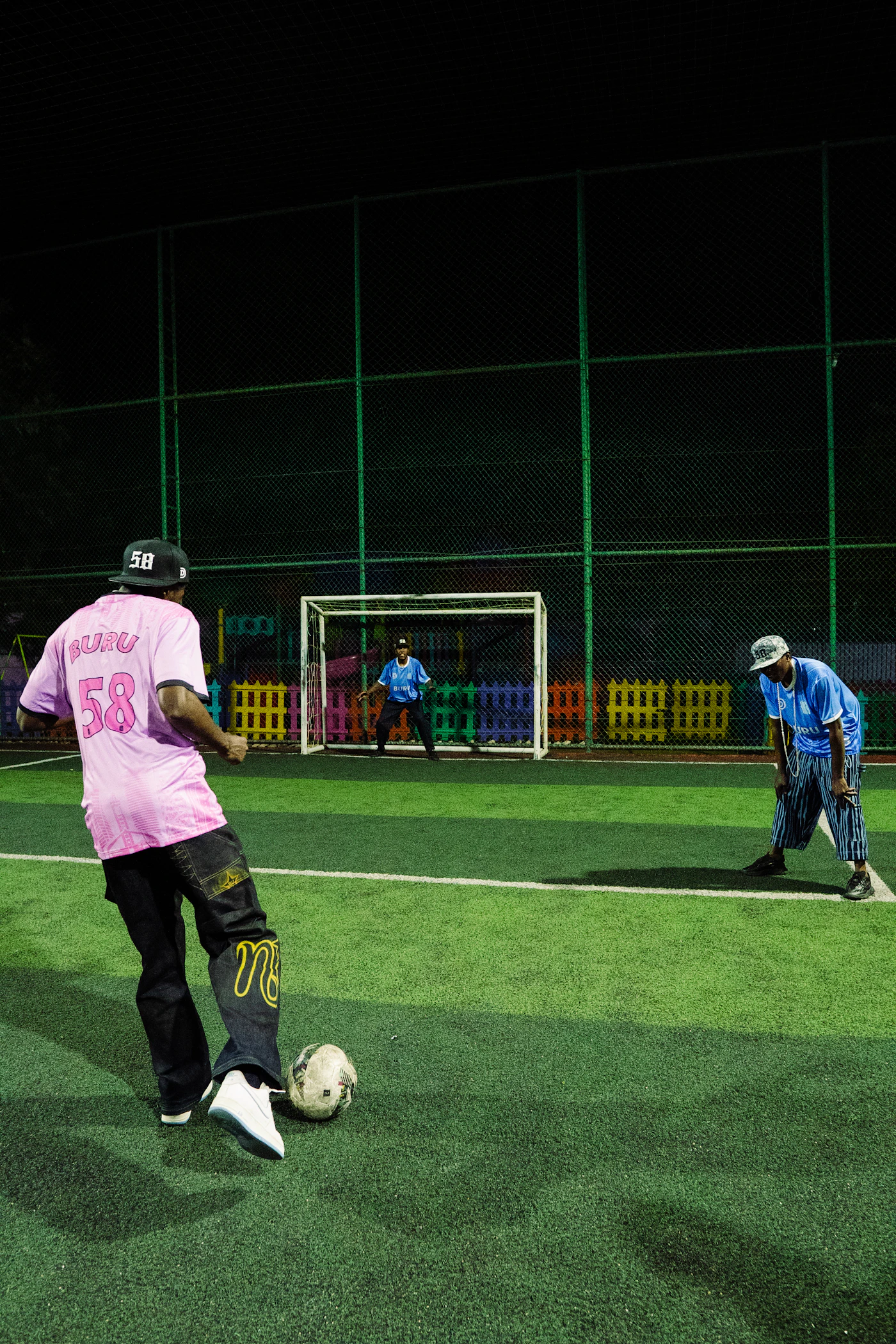 Jugadores entrenando en una cancha iluminada de noche