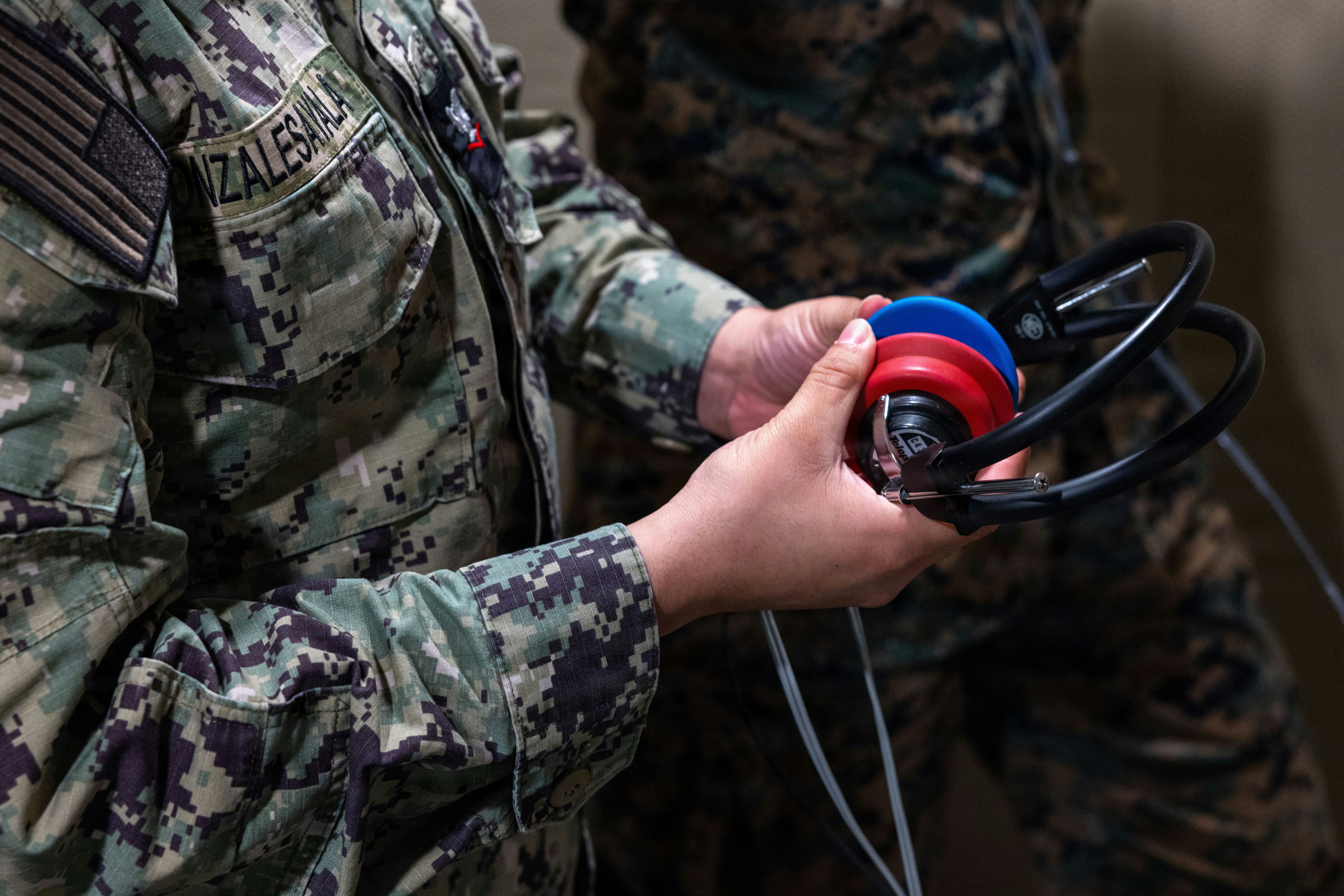 軍服を着た二人がヘッドホンを持った