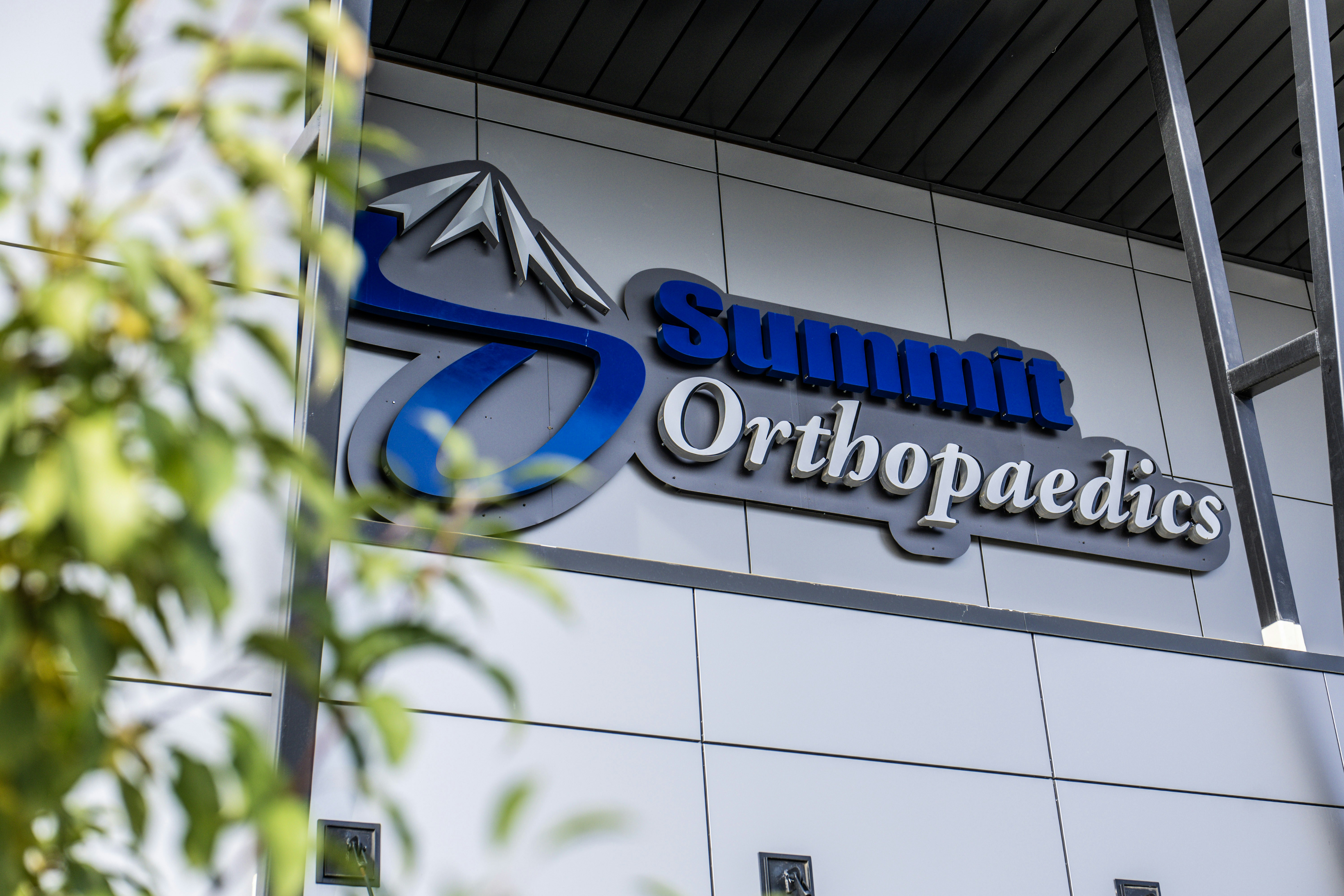 Außenbeschilderung des orthopädischen Gebäudes auf dem Gipfel