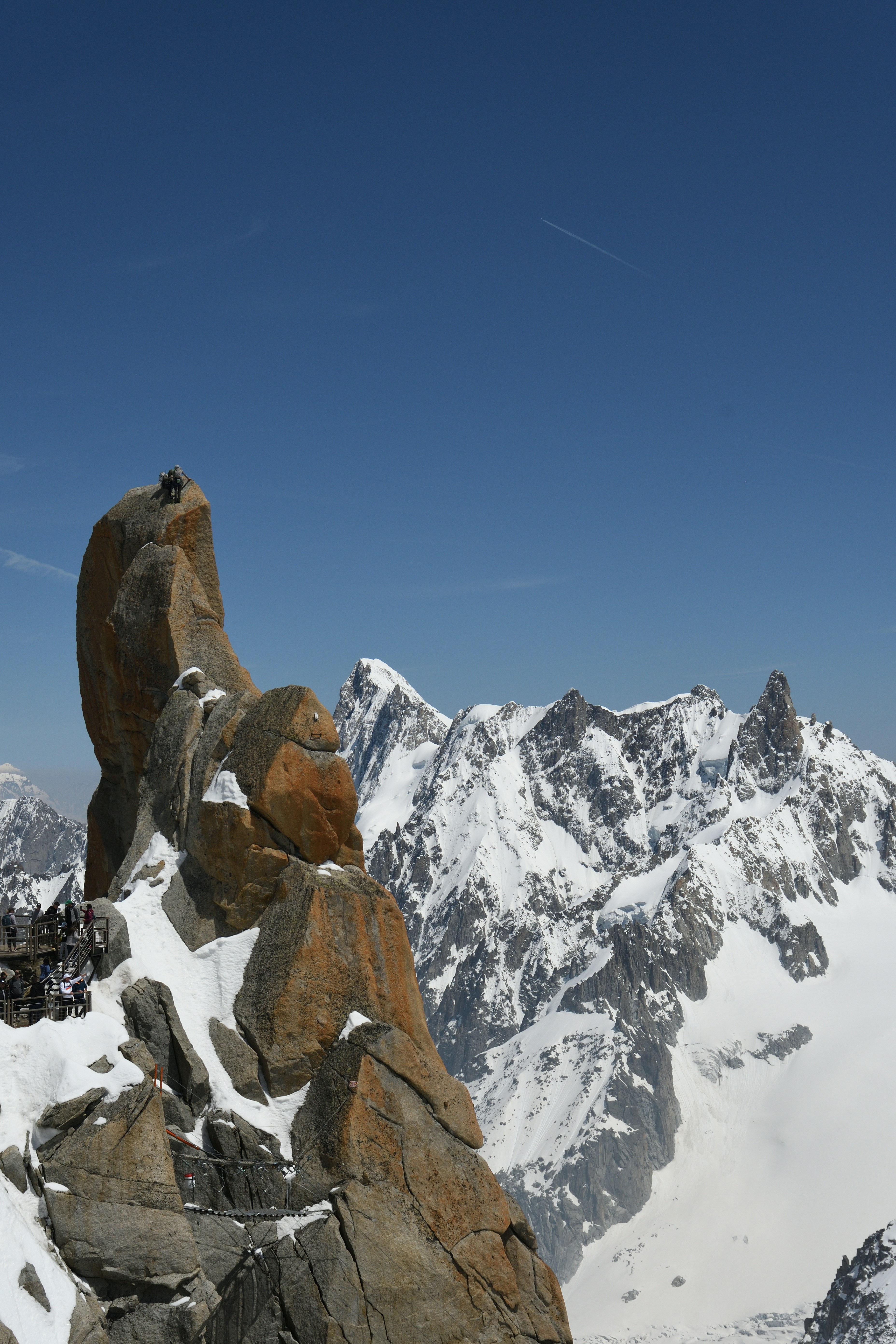 澄んだ青空の下、雪山の頂上
