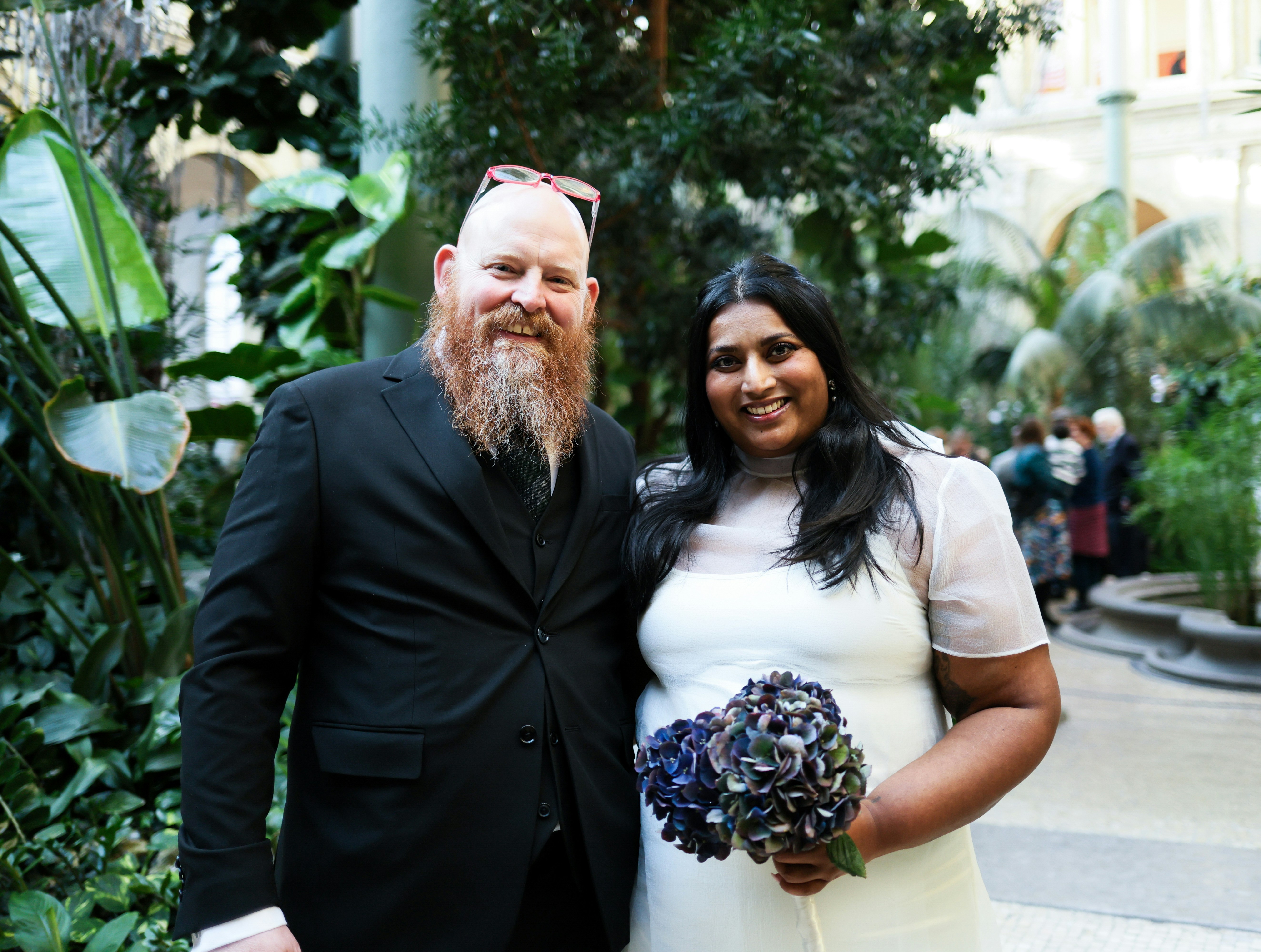 Ein lächelndes Paar, das einen Blumenstrauß hält