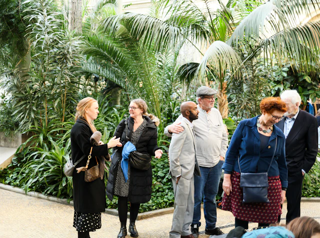 Bezoekers in een weelderige botanische tuin