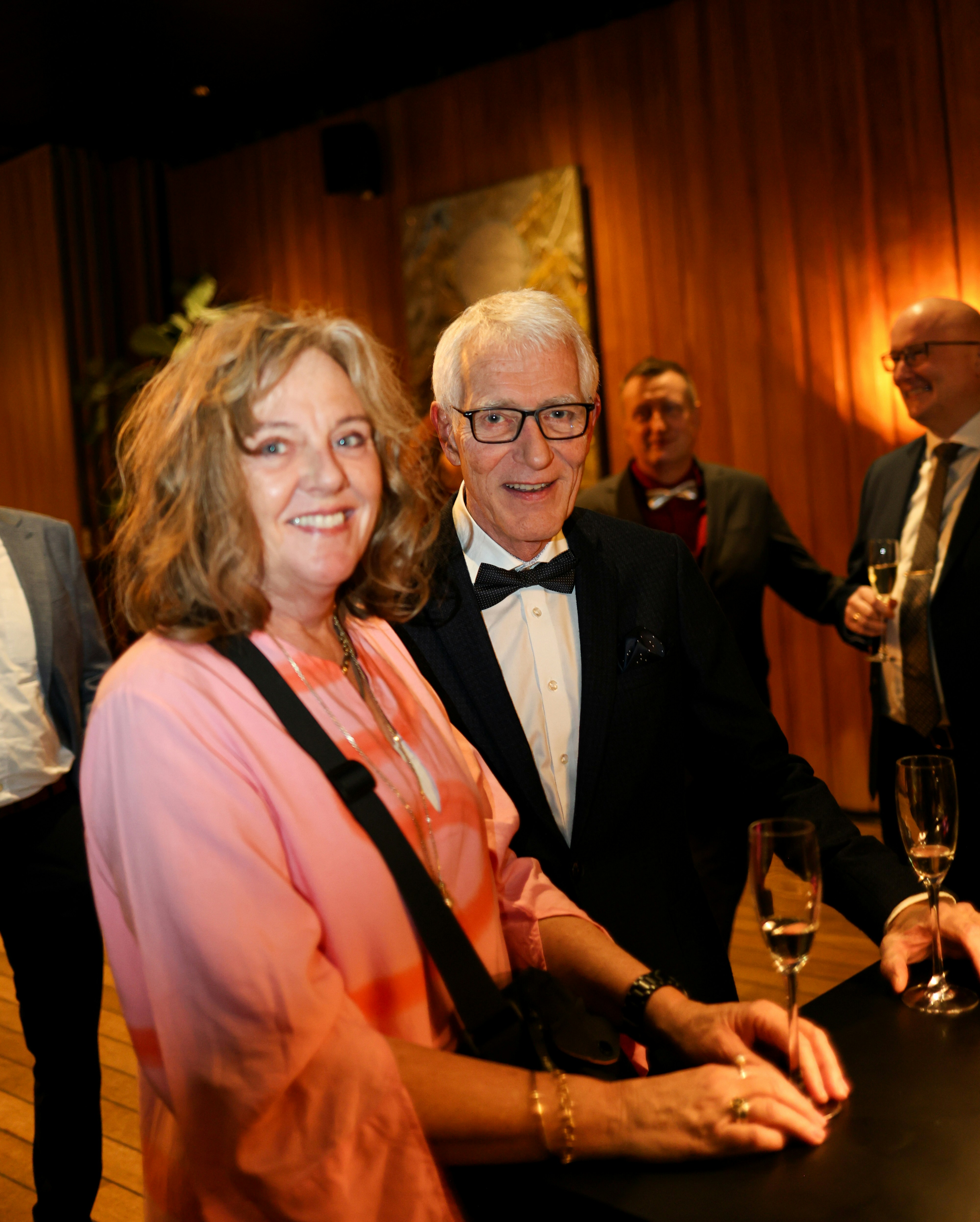 Un par de sonrisas en un evento formal