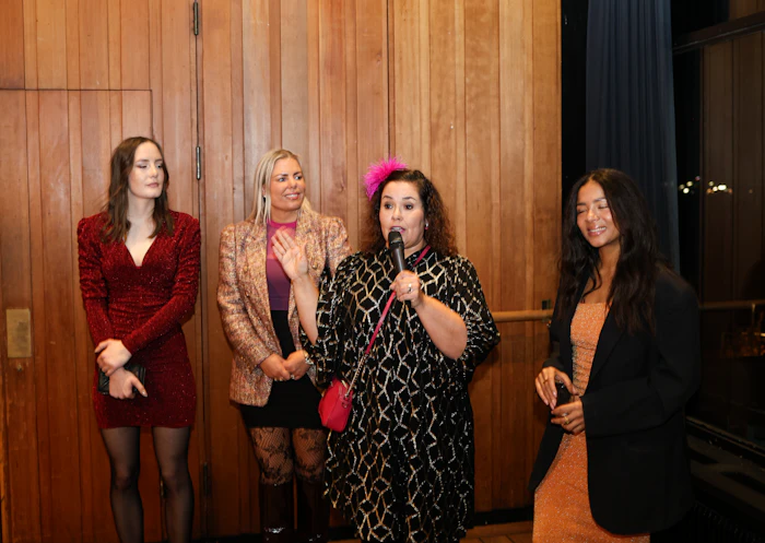 Femmes entrepreneures prenant la parole au micro