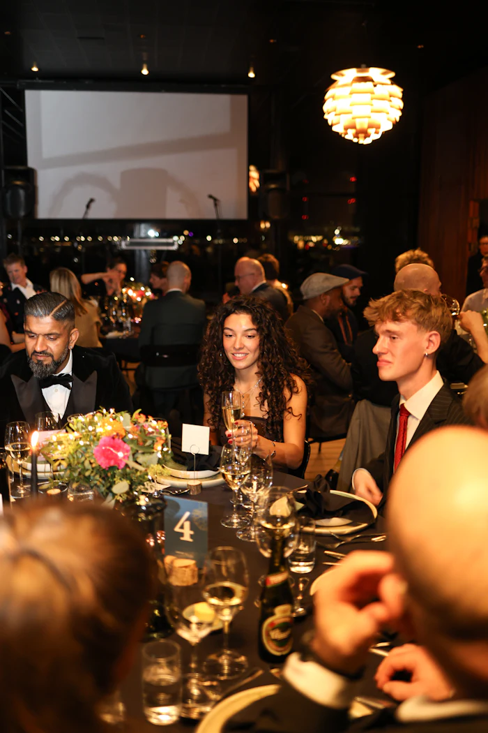 Convives attablés à un dîner