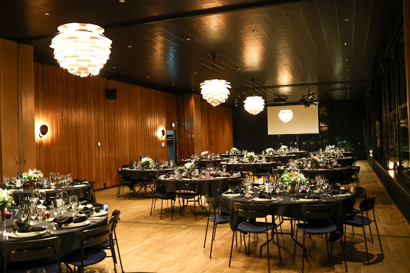 Salón con mesas redondas listo para una reunión