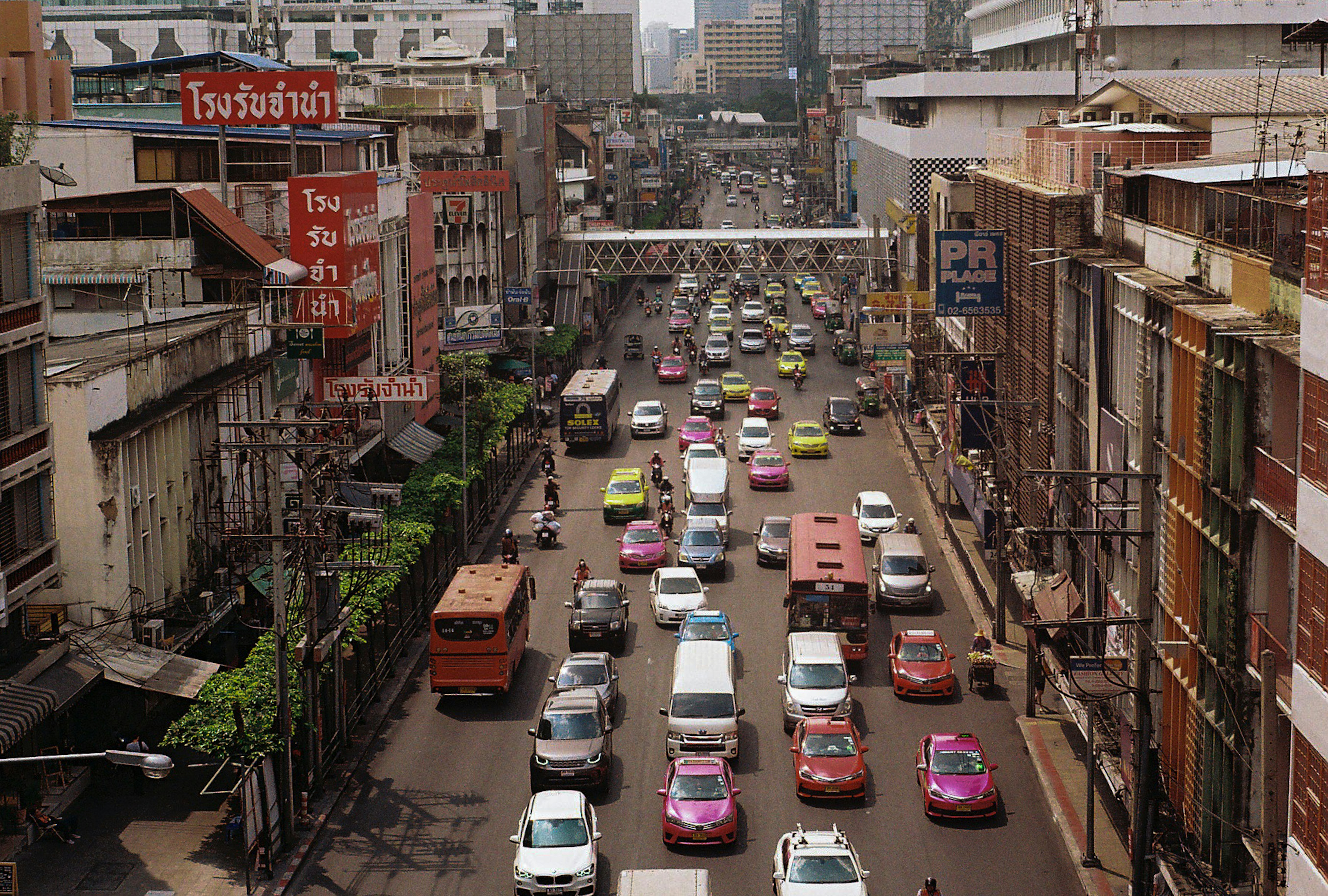 Belebte Stadtstraße voller Verkehr und Gebäude