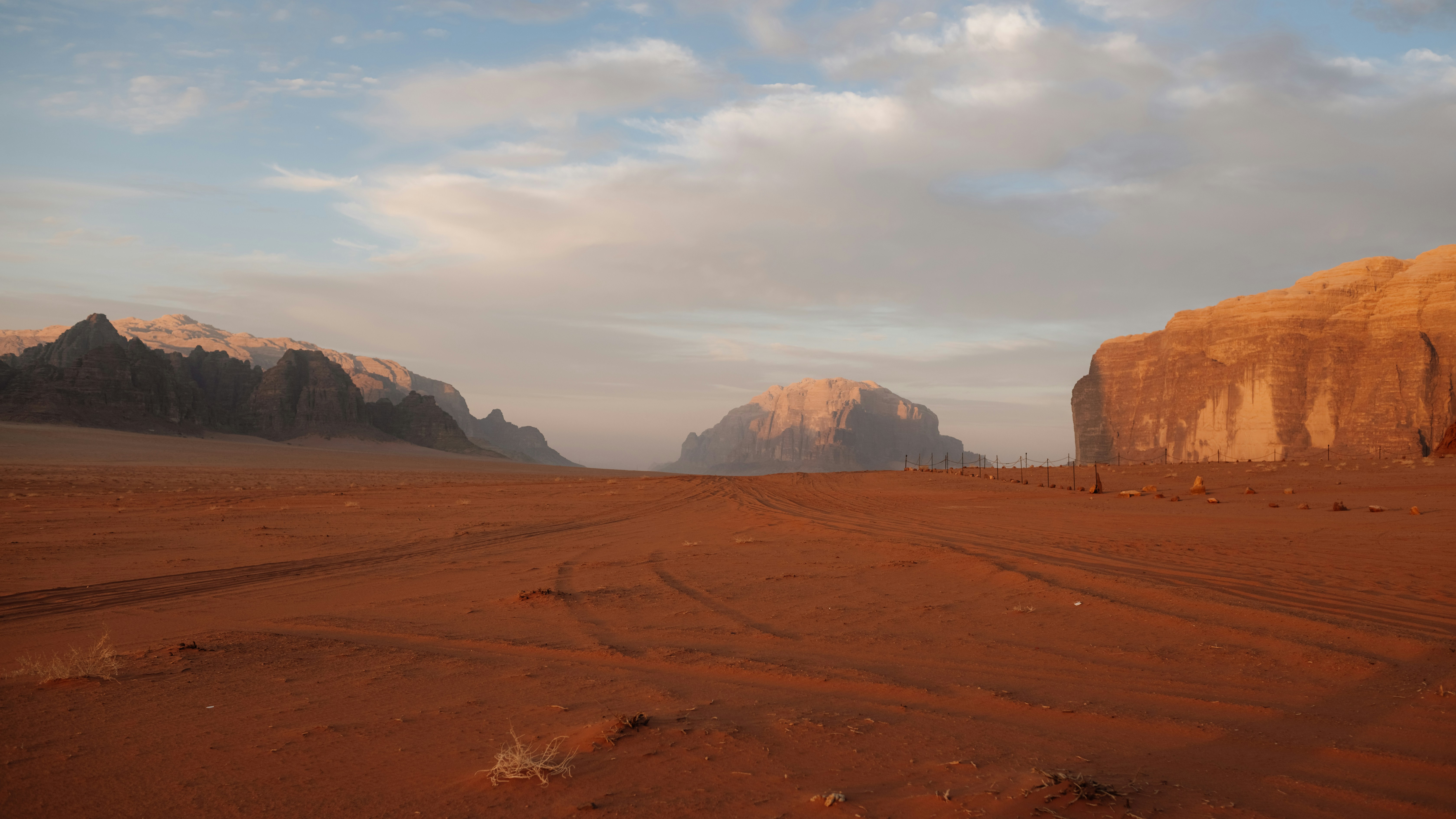 Vaste paysage désertique avec des formations rocheuses sous le ciel