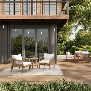 Външен дървен дек с маса и столове в жилищна градина в София