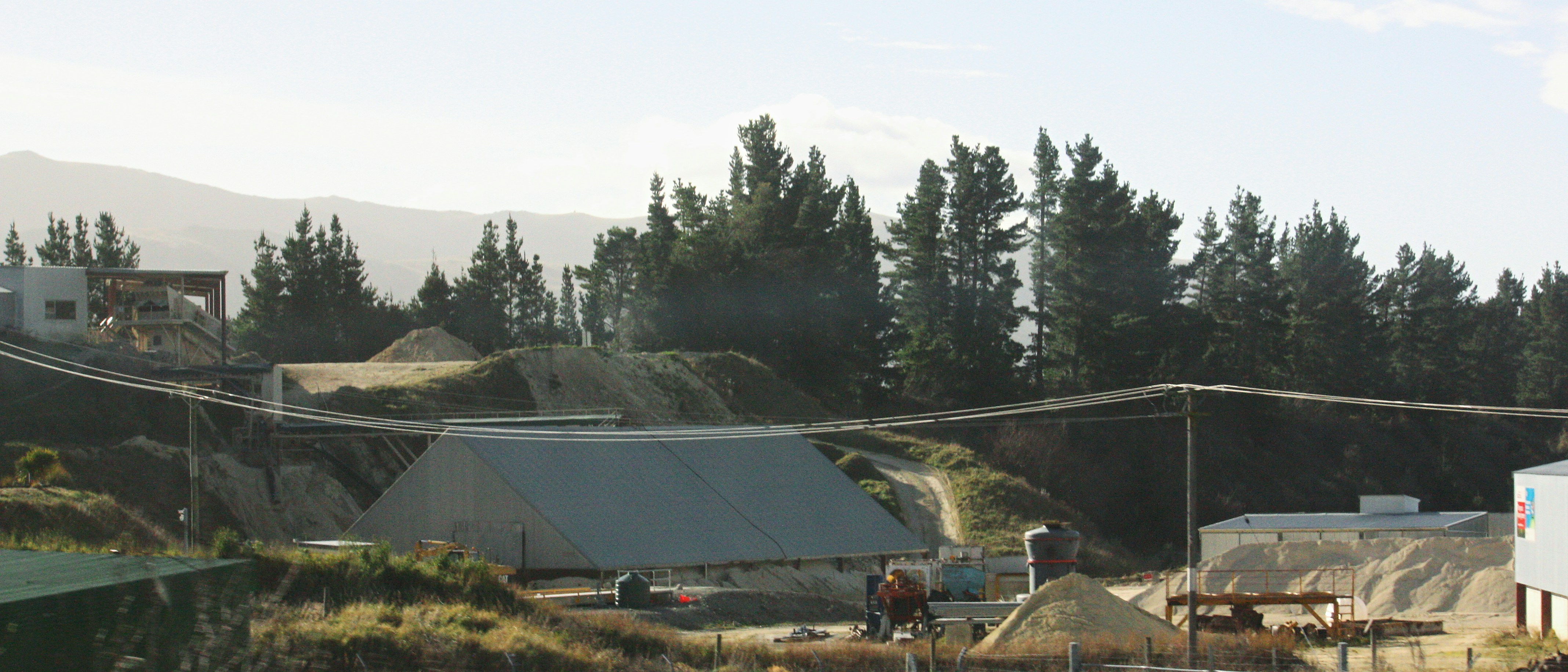 建物や木々が背景に見える建設現場。