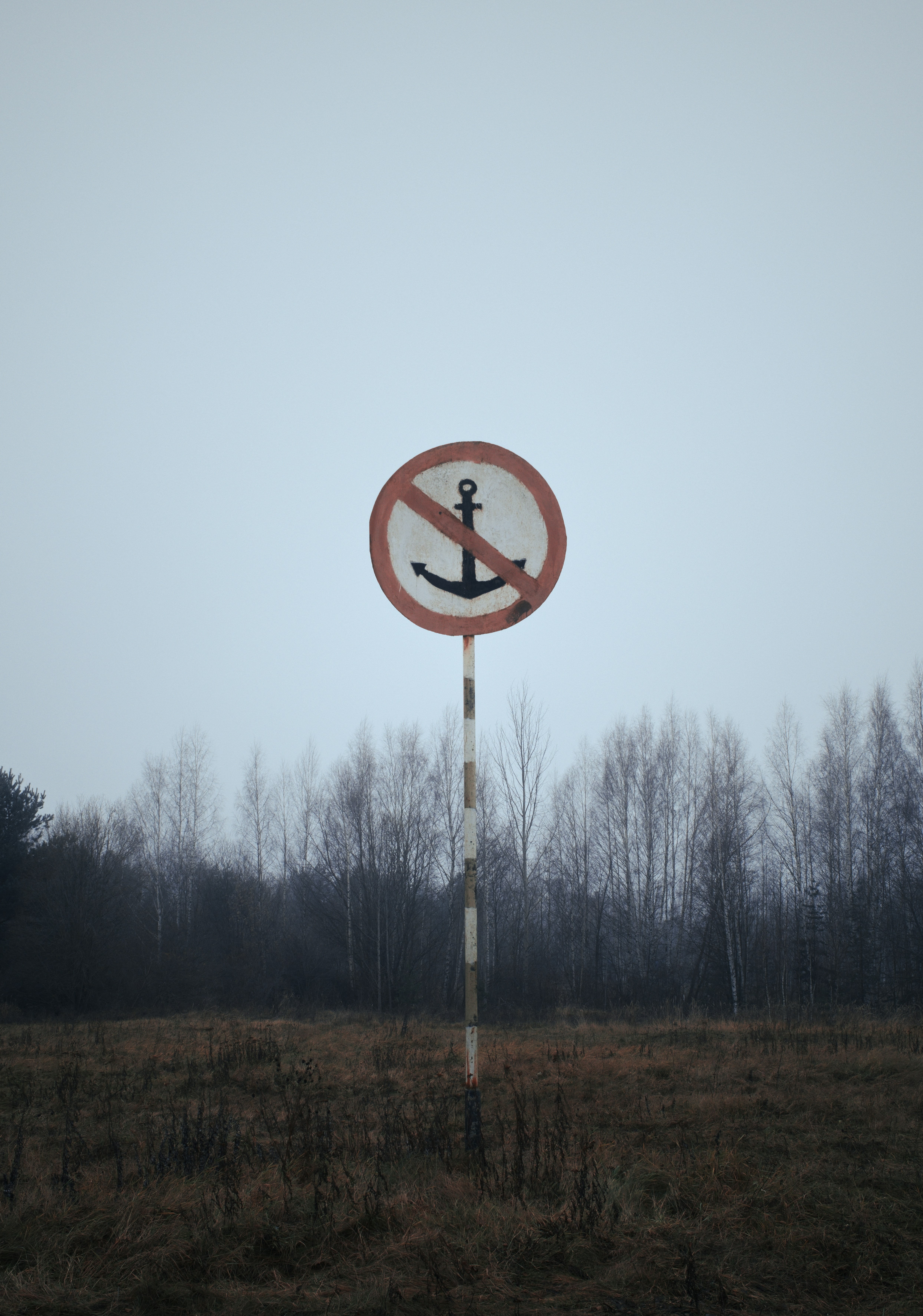 Nessun cartello di ancora in un paesaggio nebbioso e desolato