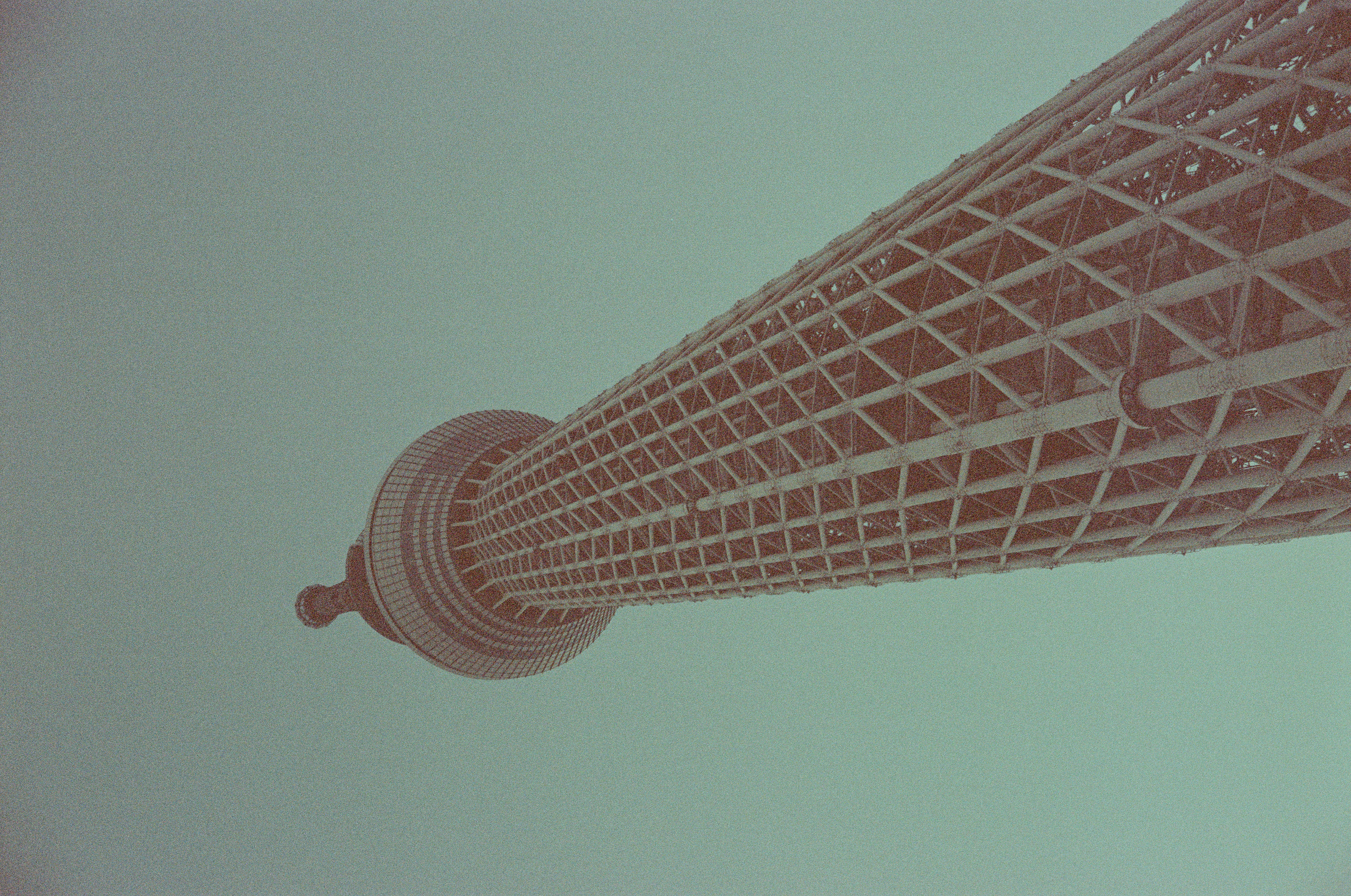 Guardando verso un'alta torre a reticolo contro il cielo