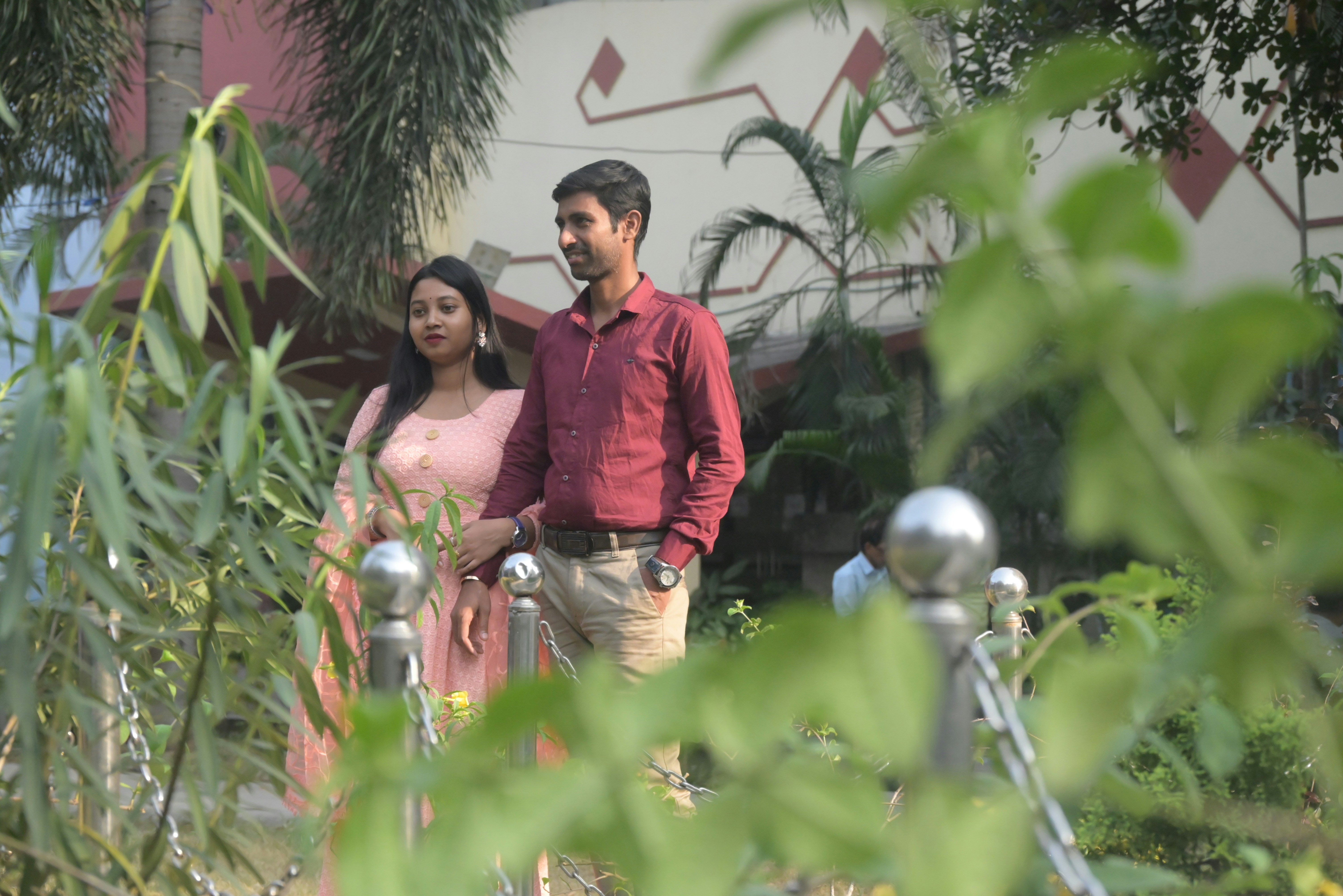 Ein Paar, das zusammen in einem Garten steht.