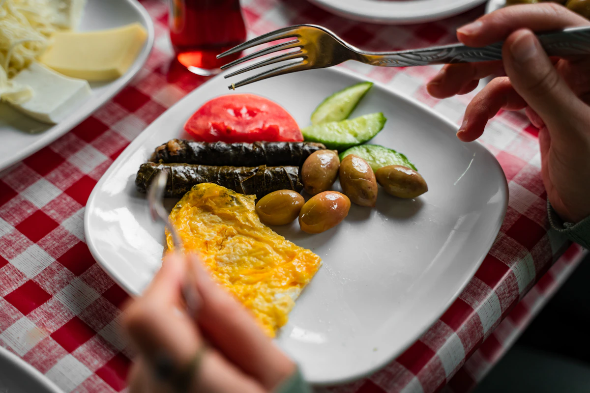 Türkisches Frühstück mit Omelett, Käse, Oliven, Gemüse und gefüllten Weinblättern