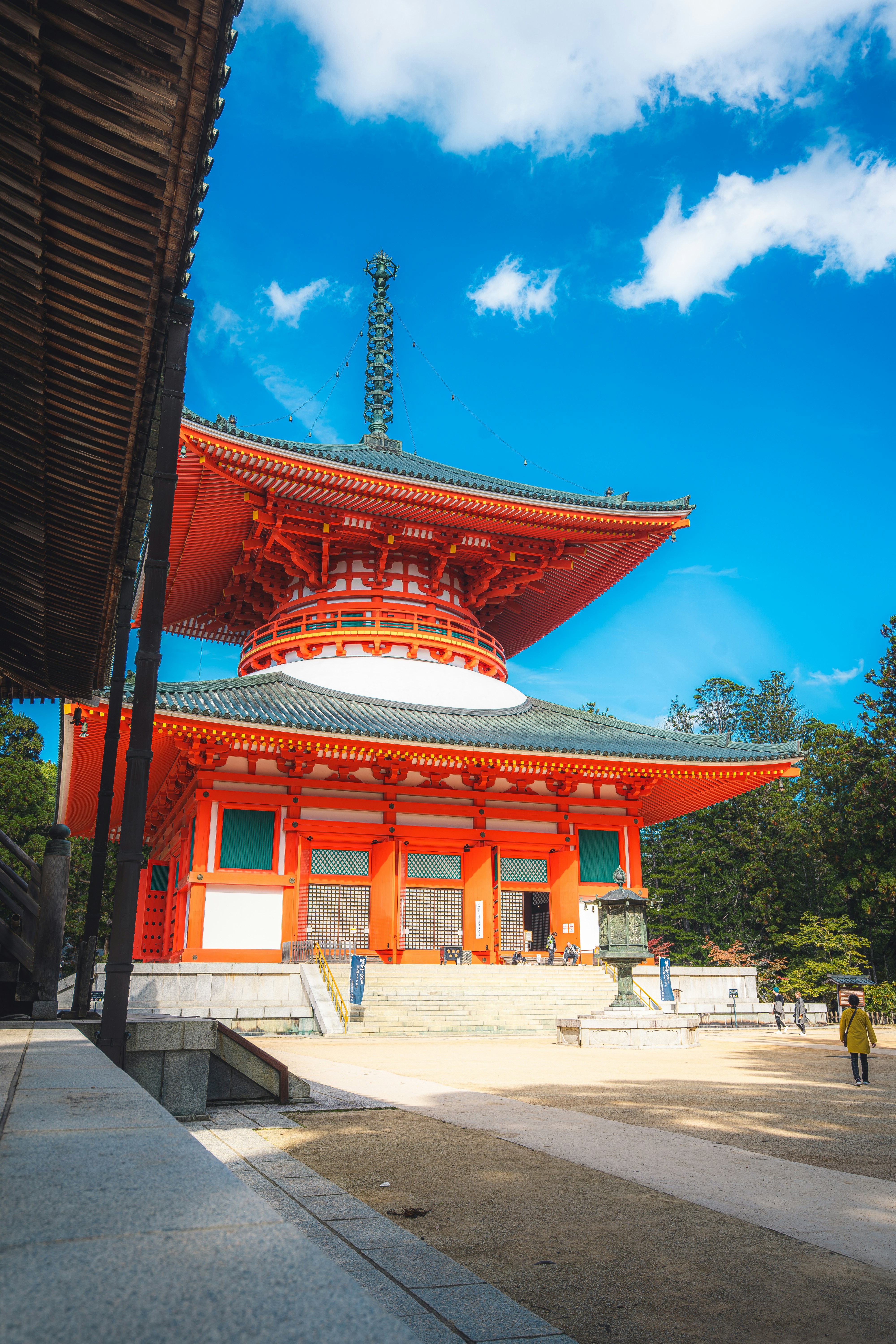 鮮やかな赤いパゴダ寺院が明るい青空を背景に。