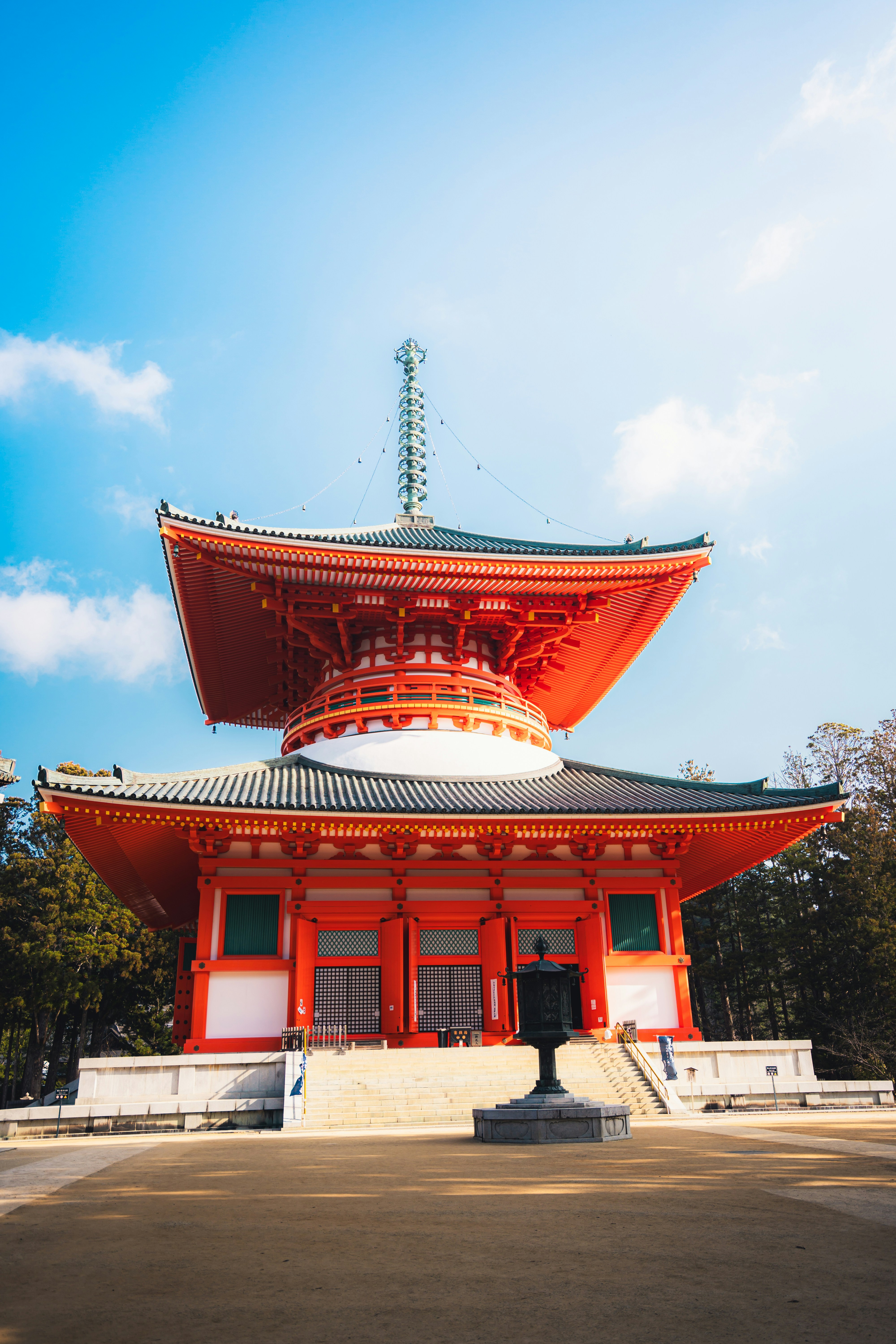 澄んだ青空の下、鮮やかな赤い日本の塔