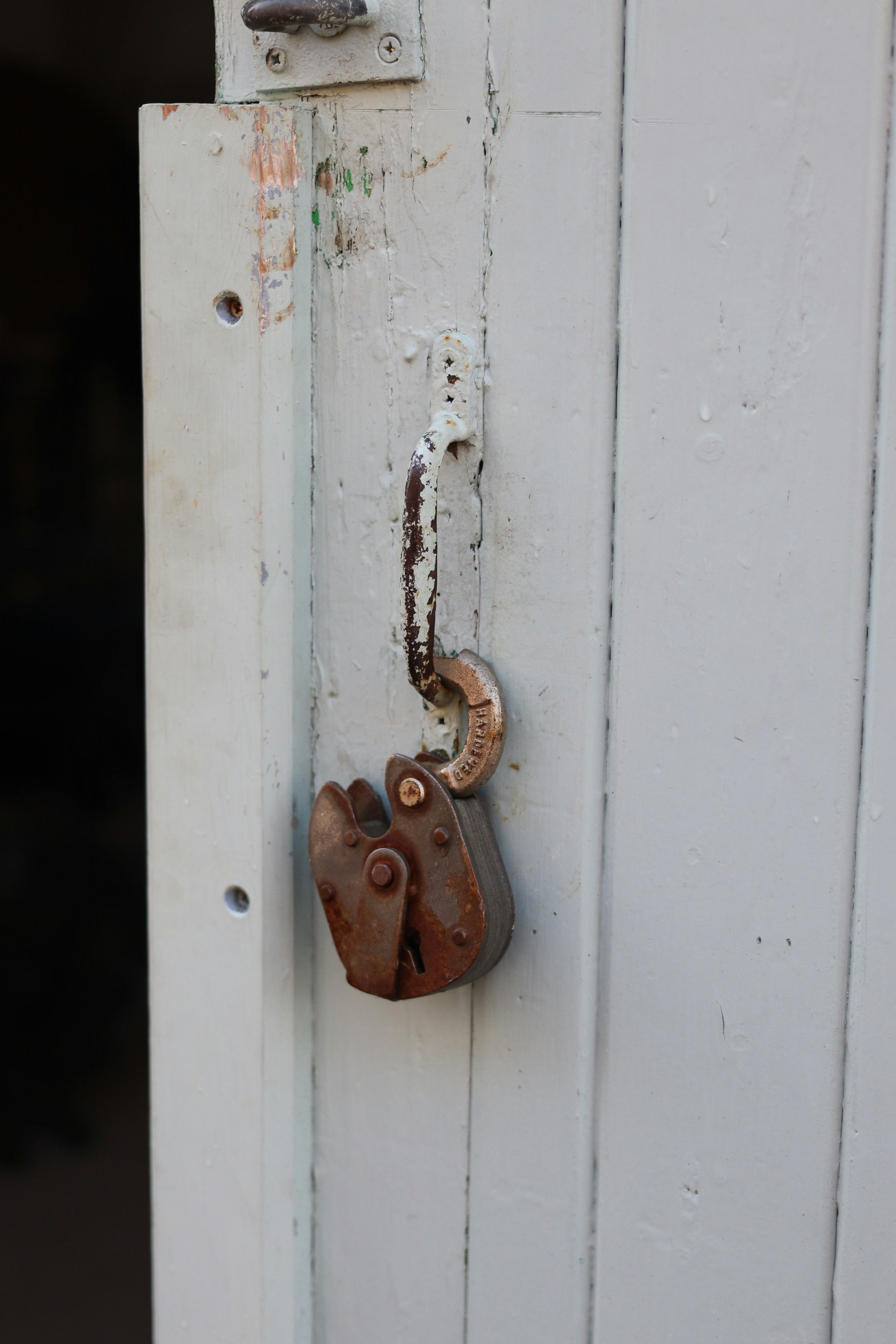古びた錆びた南京錠が木の扉に掛けられている。