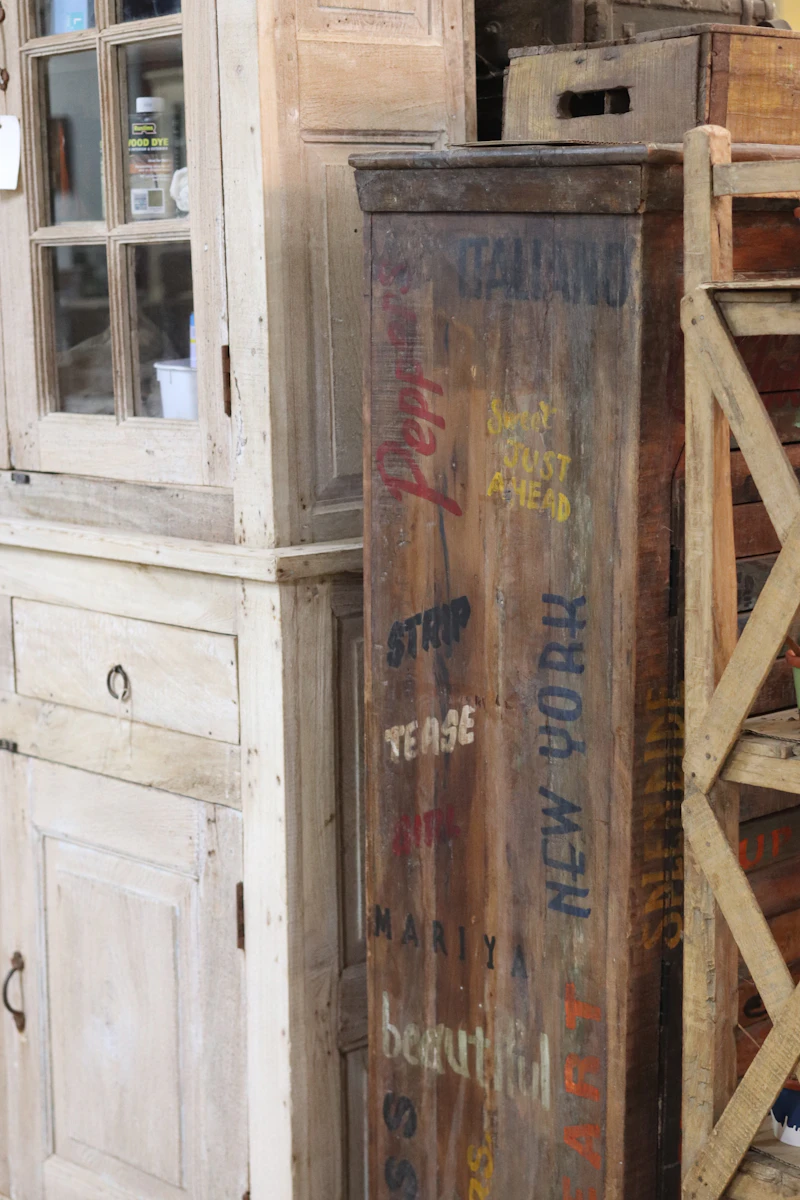 Credenza in legno con scritte dipinte e mobili antichi