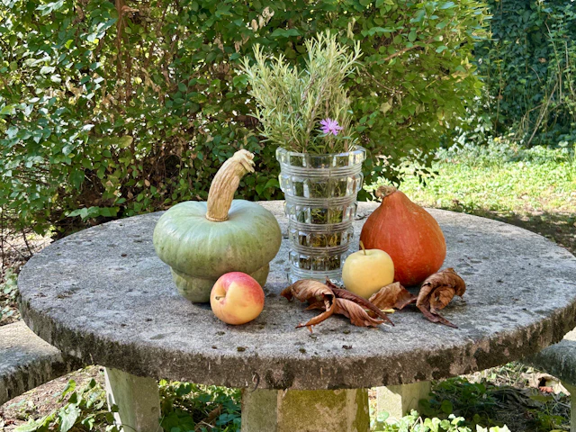 Outdoor dining table in granite: example 3