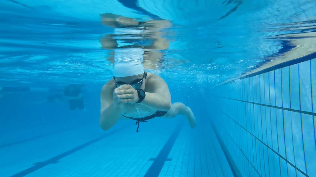 Schwimmer unter Wasser – Trainingsfortschritt im Multisport