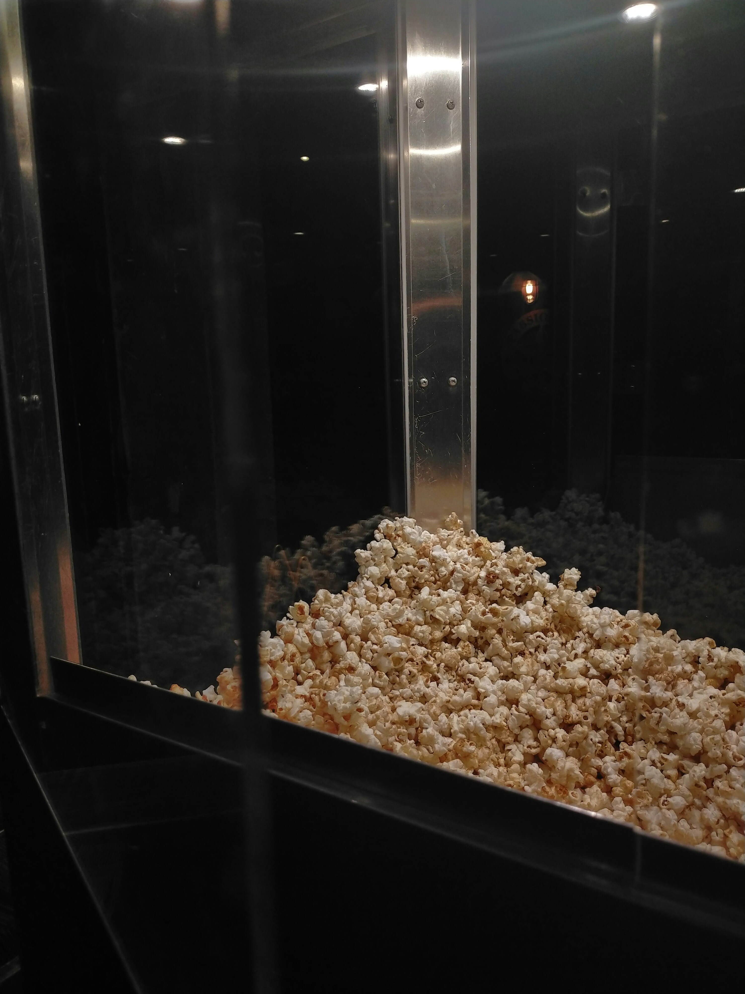 기계 안에 팝콘 더미